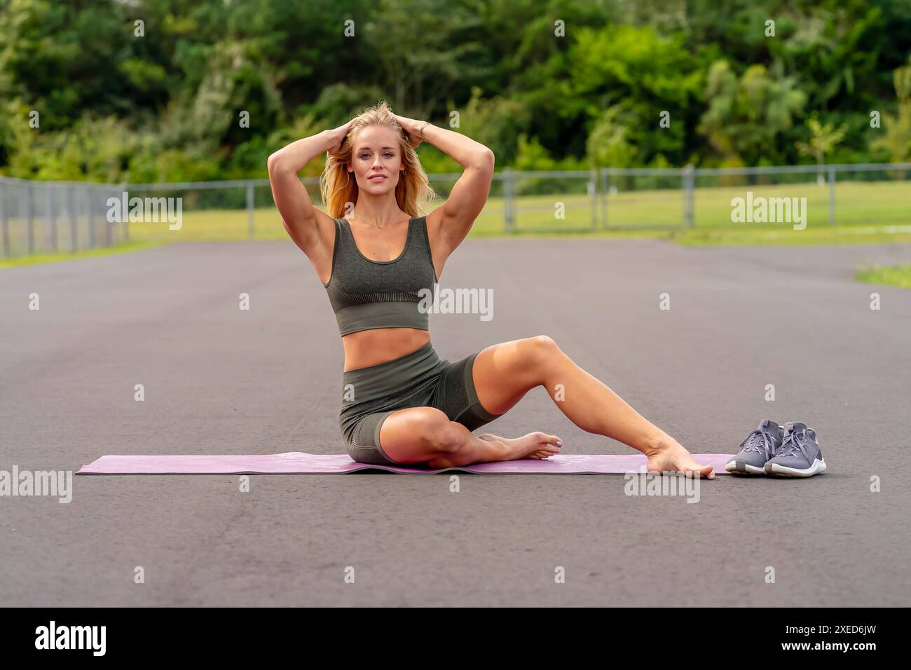 Golden Glow : rituel pré-entraînement de Fitness Maven Banque D'Images