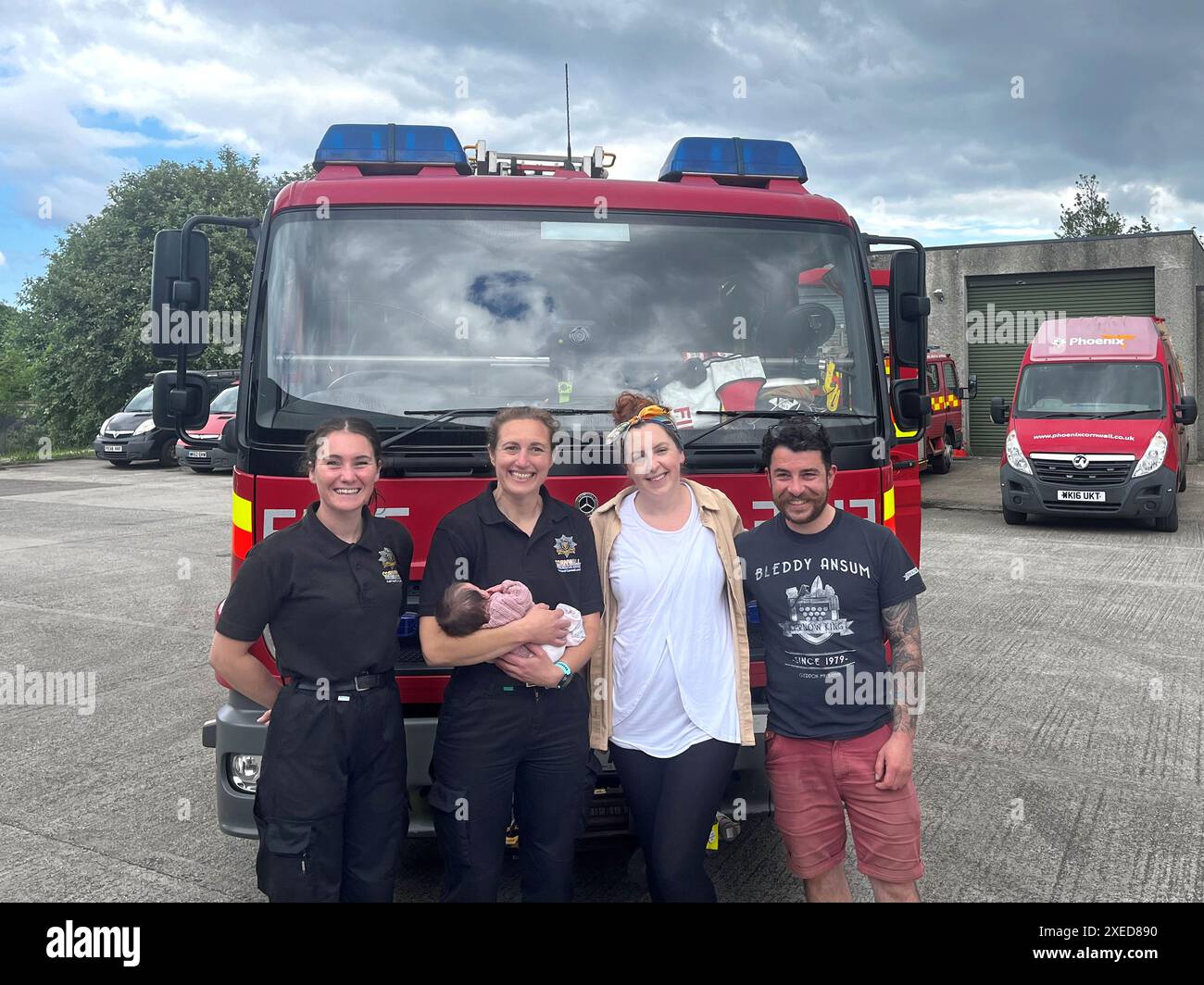 Photo de famille non datée d'Alice Hearle et Josh Beardmore avec leur petite fille Olive qui est née à l'arrière d'une voiture à 14h36 le 16 mai, être retrouvé avec les pompiers Rosie Tonkin (à gauche) et Katie Hoskins du Cornwall Fire and Rescue Service qui ont aidé à amener Olivia au monde. Date d'émission : jeudi 27 juin 2024. Banque D'Images