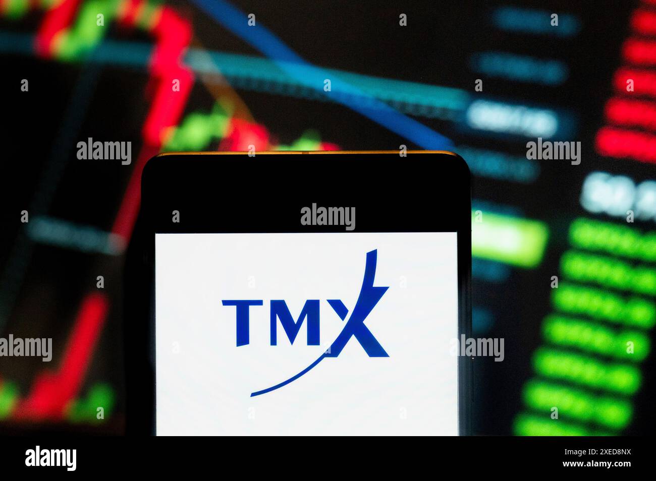 Hong Kong, Chine. 21 juin 2024. Dans cette illustration photo, le logo de la société canadienne de services financiers translation Memory Exchange, TMX, affiché sur un téléphone intelligent avec un graphique de l'indice boursier économique en arrière-plan. (Photo de Budrul Chukrut/SOPA images/SIPA USA) *** strictement à des fins éditoriales *** crédit : SIPA USA/Alamy Live News Banque D'Images