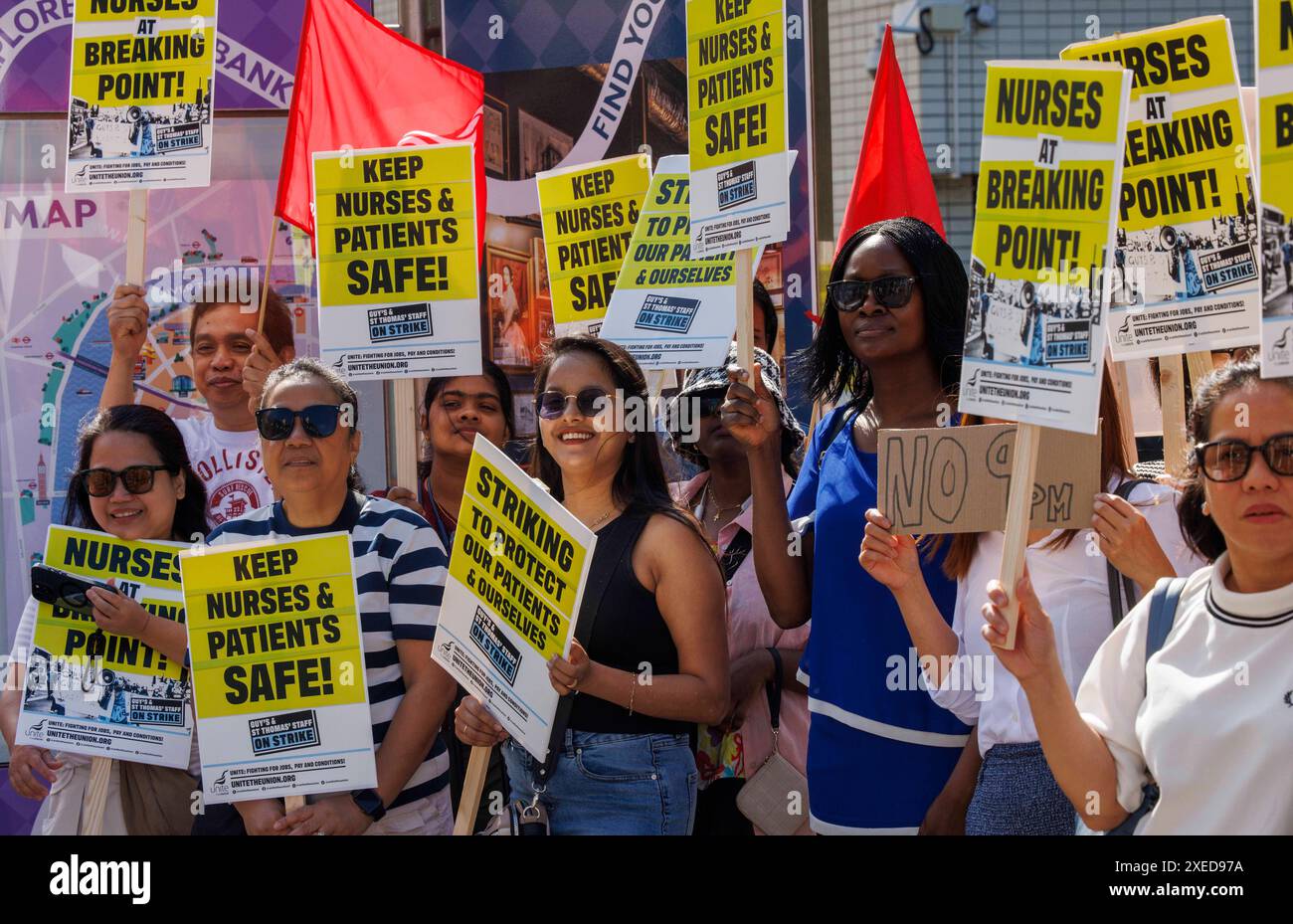 Londres, Royaume-Uni. 27 juin 2024. Les infirmières de salle de chirurgie de jour aux hôpitaux Guys et St Thomas font grève après que les patrons ont prolongé d'une heure leurs temps de fin de quart, a déclaré lundi Unite, le principal syndicat britannique. Les 50 travailleurs étaient déjà chroniquement surchargés de travail et l'augmentation des horaires de travail de 20 h à 21 h compromet maintenant la sécurité des patients parce qu'ils sont épuisés. Le personnel du théâtre avait déjà eu leurs quarts de travail prolongés de 19h00 à 20h00 et a dû commencer à travailler le samedi pour soutenir des listes de théâtre supplémentaires. Crédit : Mark Thomas/Alamy Live News Banque D'Images