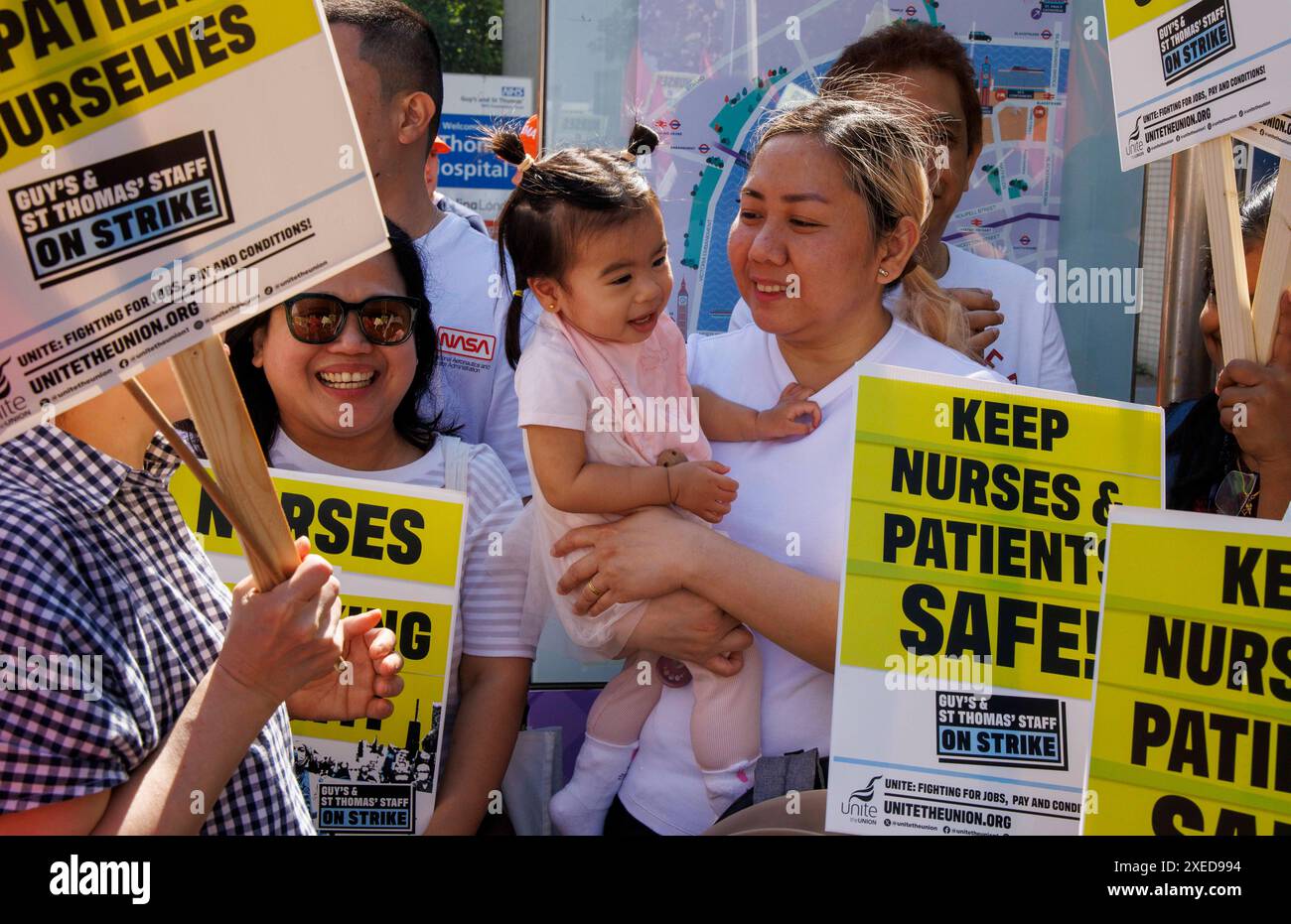 Londres, Royaume-Uni. 27 juin 2024. Les infirmières de salle de chirurgie de jour aux hôpitaux Guys et St Thomas font grève après que les patrons ont prolongé d'une heure leurs temps de fin de quart, a déclaré lundi Unite, le principal syndicat britannique. Les 50 travailleurs étaient déjà chroniquement surchargés de travail et l'augmentation des horaires de travail de 20 h à 21 h compromet maintenant la sécurité des patients parce qu'ils sont épuisés. Le personnel du théâtre avait déjà eu leurs quarts de travail prolongés de 19h00 à 20h00 et a dû commencer à travailler le samedi pour soutenir des listes de théâtre supplémentaires. Crédit : Mark Thomas/Alamy Live News Banque D'Images