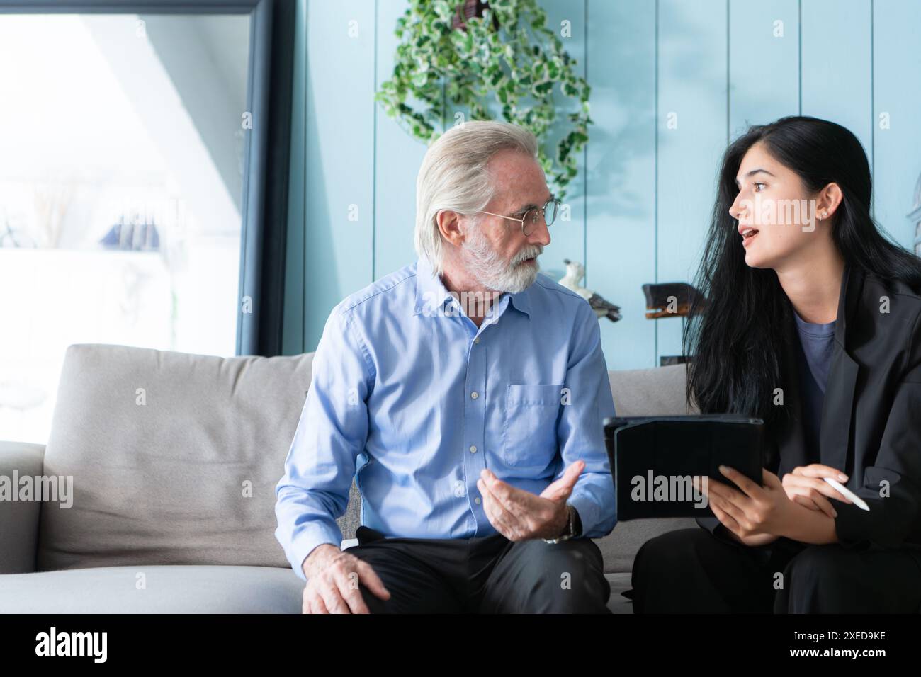 Cadres supérieurs et agents d'assurance fournissant des informations détaillées sur les affaires de police d'assurance pour les personnes âgées. Banque D'Images