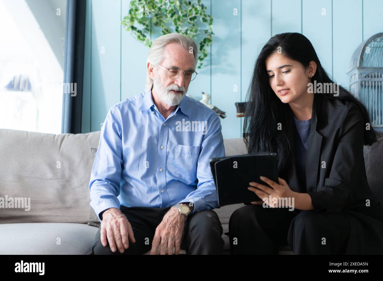 Cadres supérieurs et agents d'assurance fournissant des informations détaillées sur les affaires de police d'assurance pour les personnes âgées. Banque D'Images