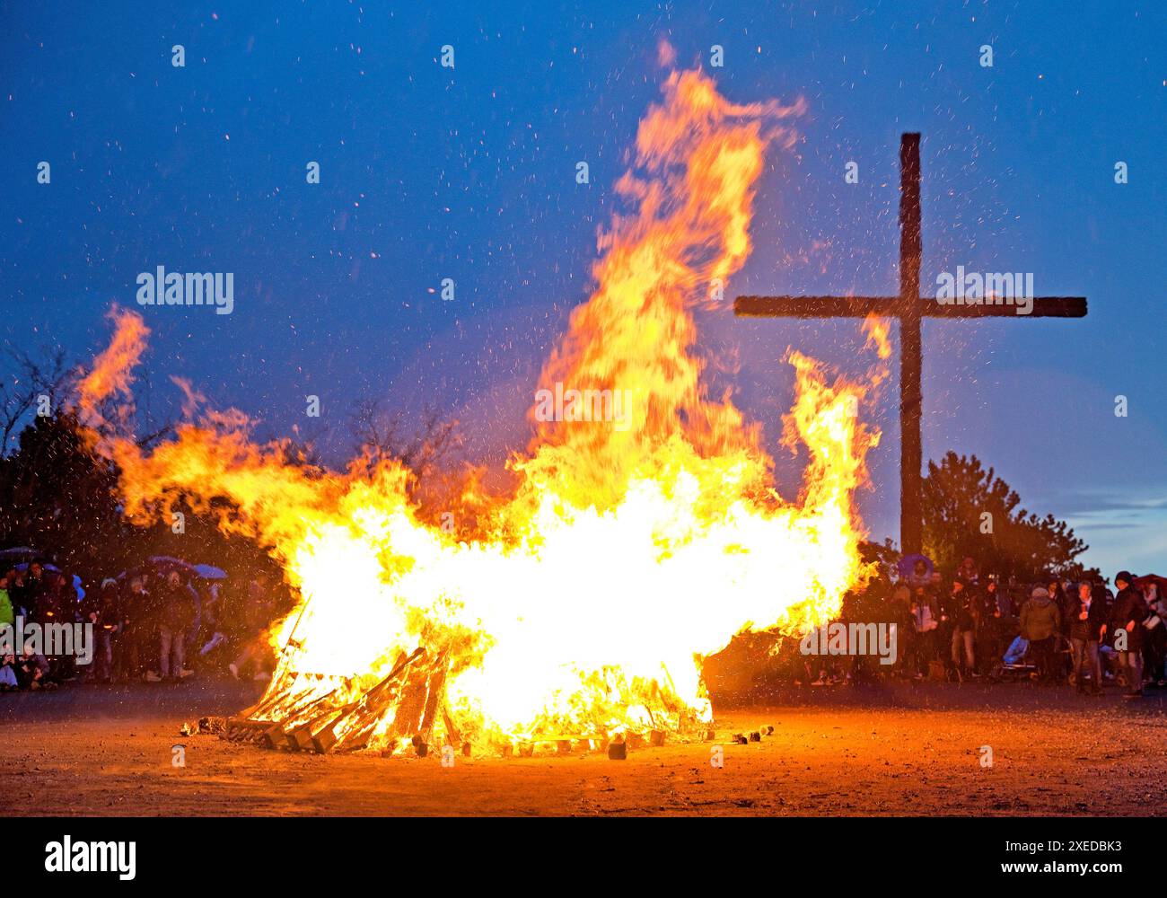 Feu de Pâques sur la décharge de Haniel devant la croix sommitale, Bottrop, région de la Ruhr, Allemagne, Europe Banque D'Images