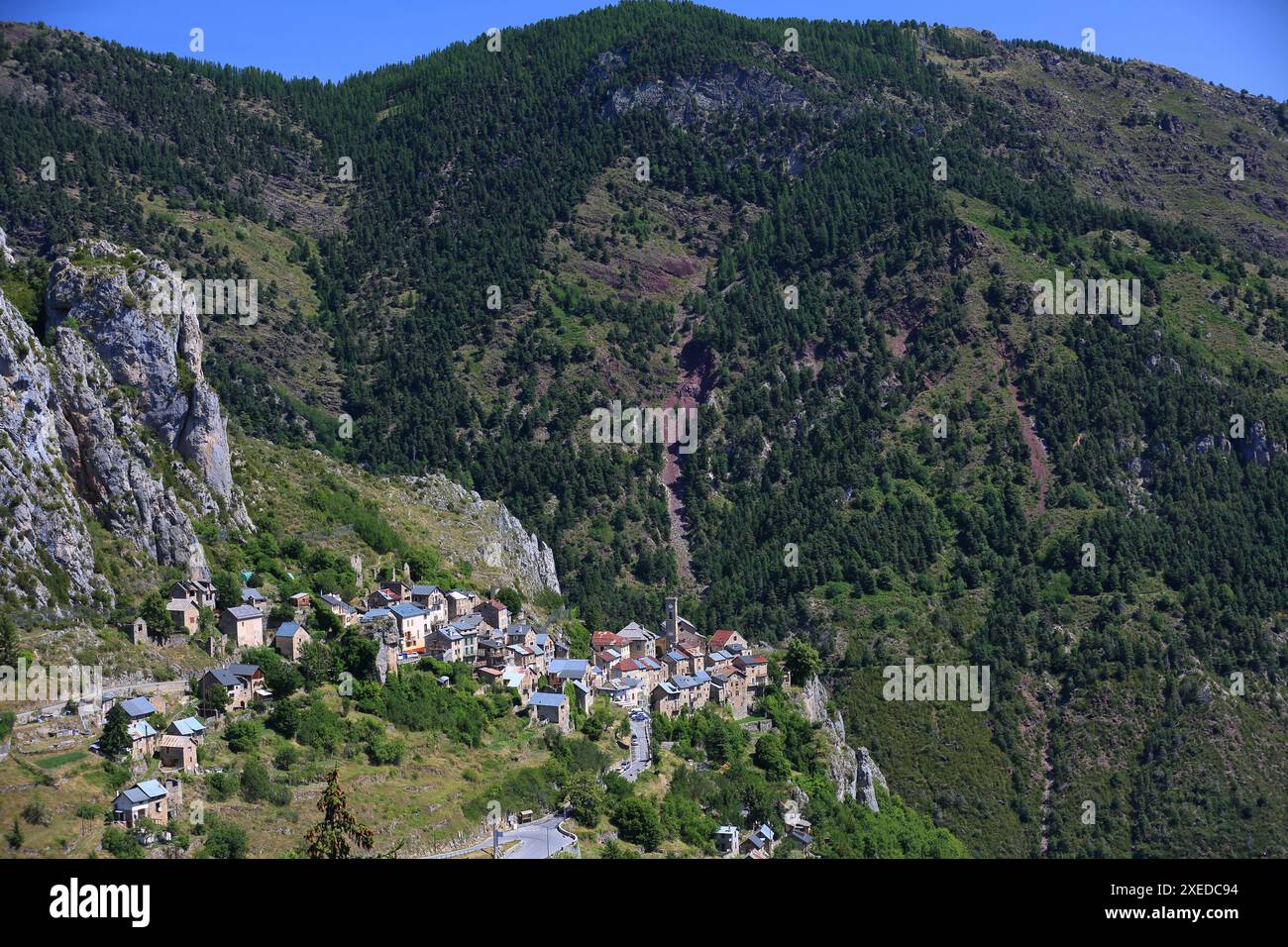 Le village de Roubion dans le parc national du Mercantour, Alpes-Maritimes, PACA, France Europe Banque D'Images