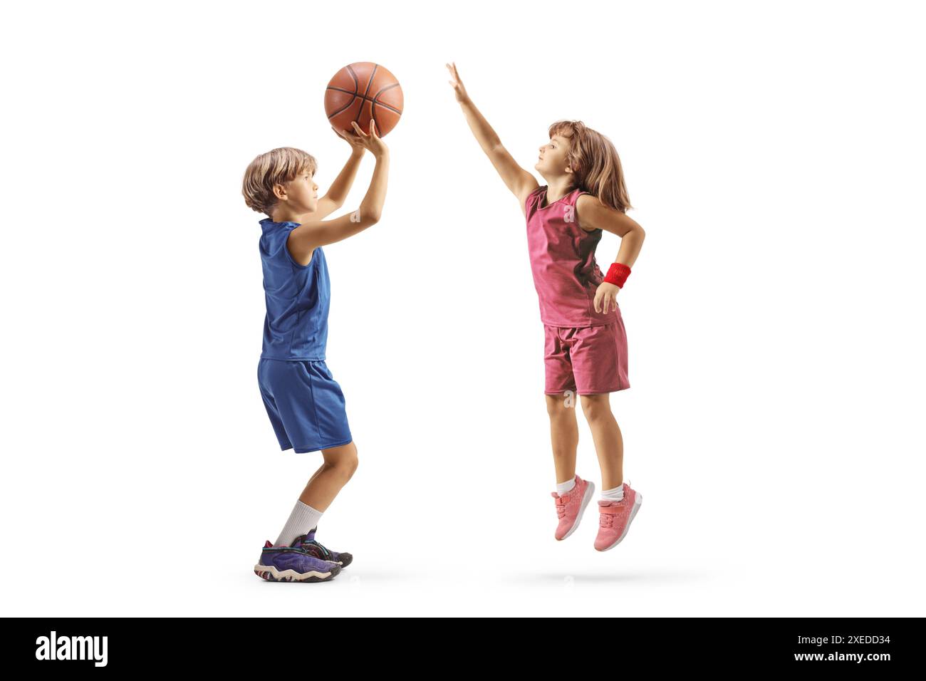 Garçon et fille jouant au basket isolé sur fond blanc Banque D'Images