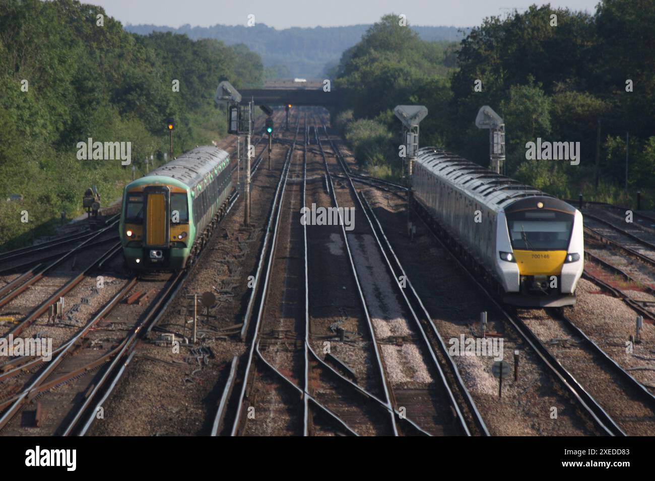 Les trains Southern Rail et Thameslink approchent de l'aéroport de Gatwick par le sud Banque D'Images