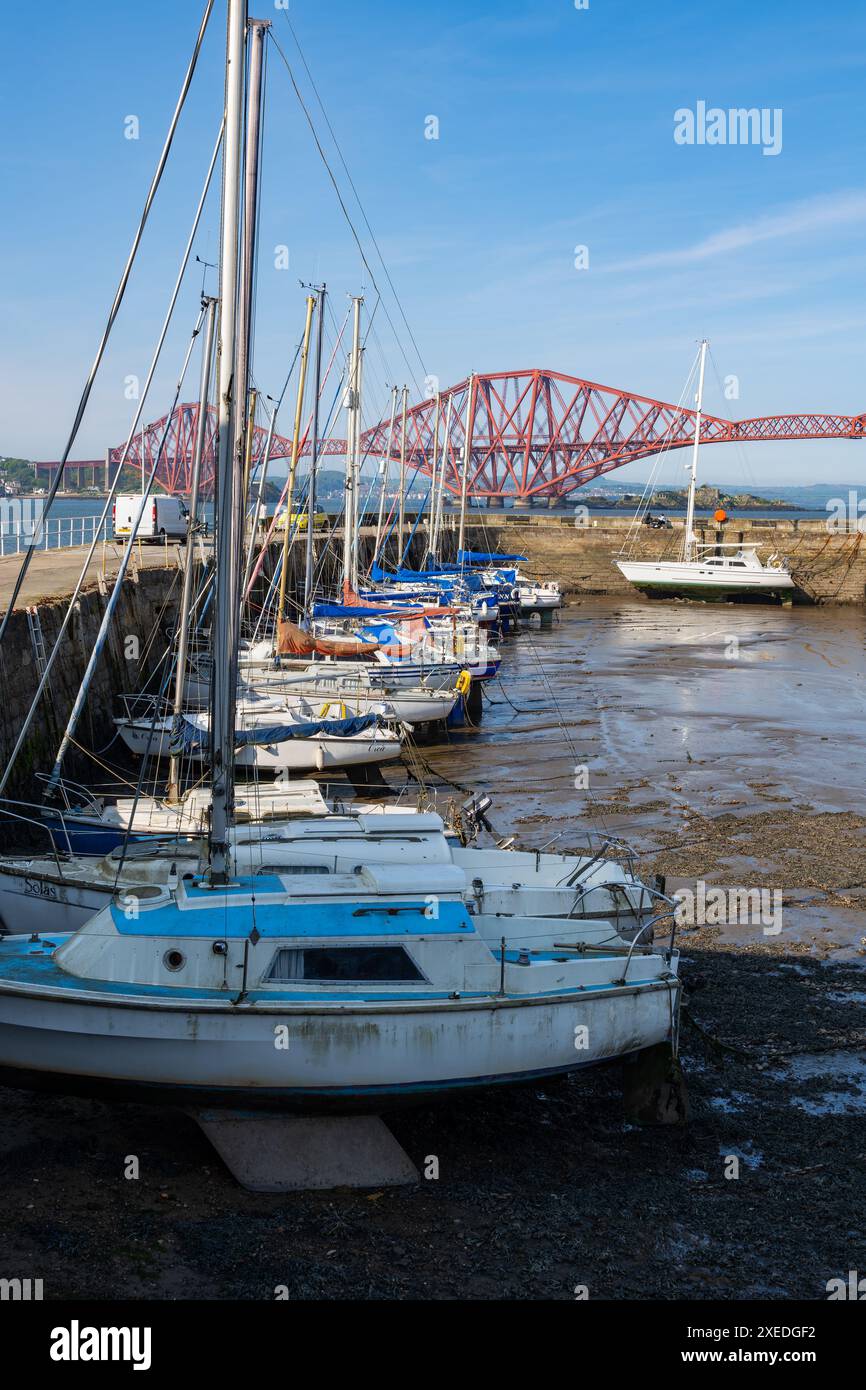 South Queensferry, Écosse, Royaume-Uni, port avec des voiliers à marée basse et le pont Forth sur l'estuaire de la rivière Firth of Forth. Banque D'Images