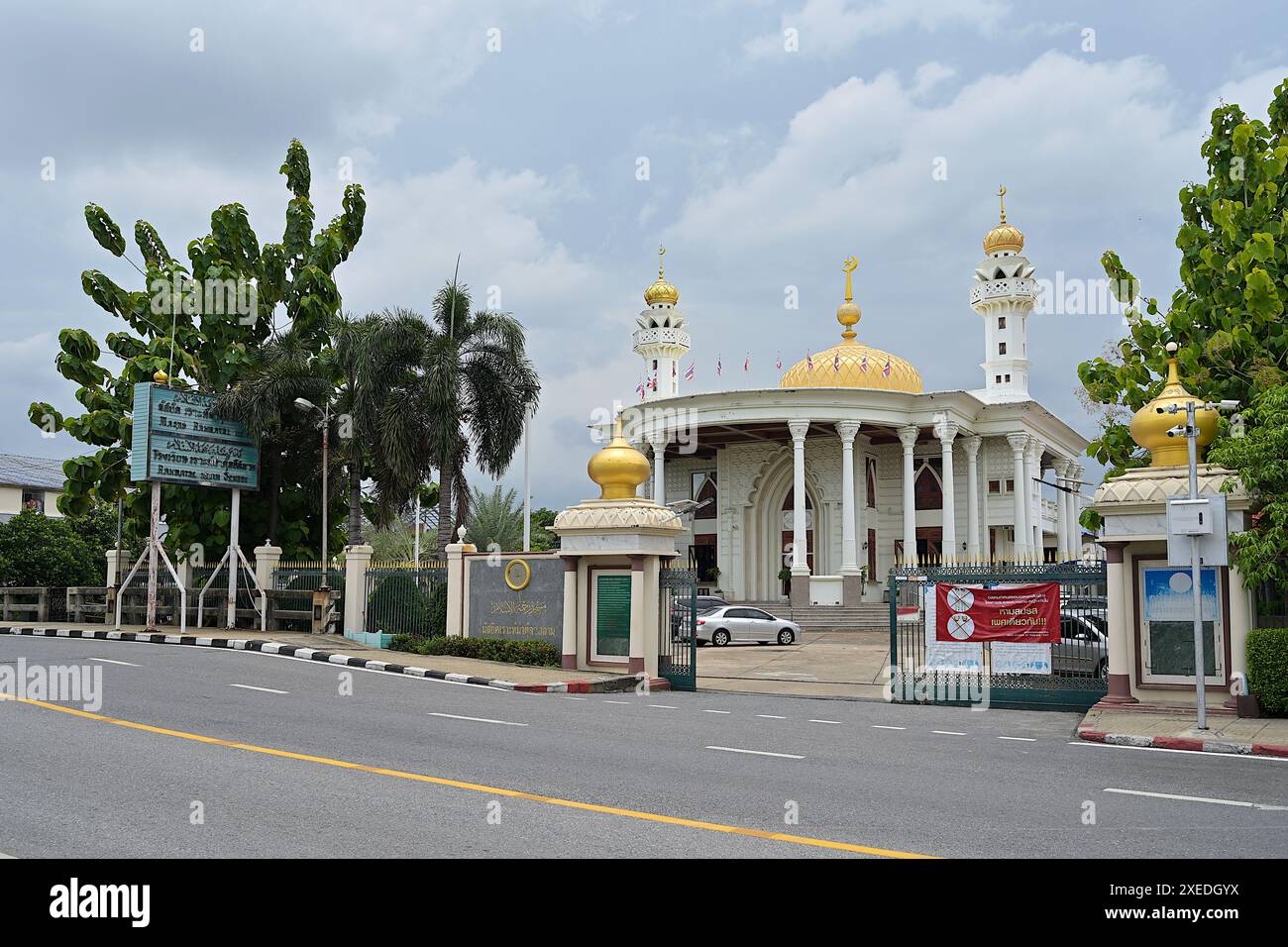 Façade de la mosquée Rahmatul Islam avec son beau dôme doré et minarets le long de Muban Seri Alley, Nong Bun, quartier de Prawet, Bangkok Banque D'Images