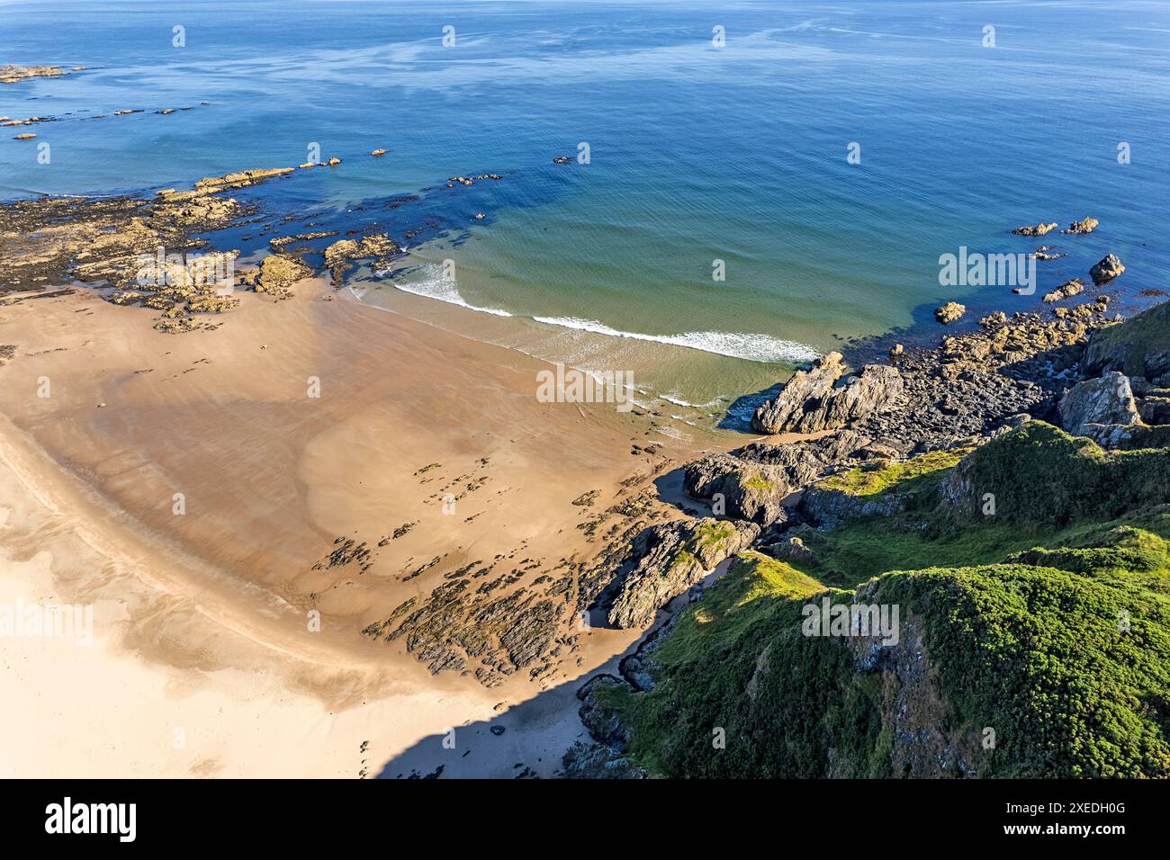 Sunnyside Beach et Bay Moray Firth Cullen Écosse ensoleillent une mer bleu vert et un matin d'été parfait Banque D'Images