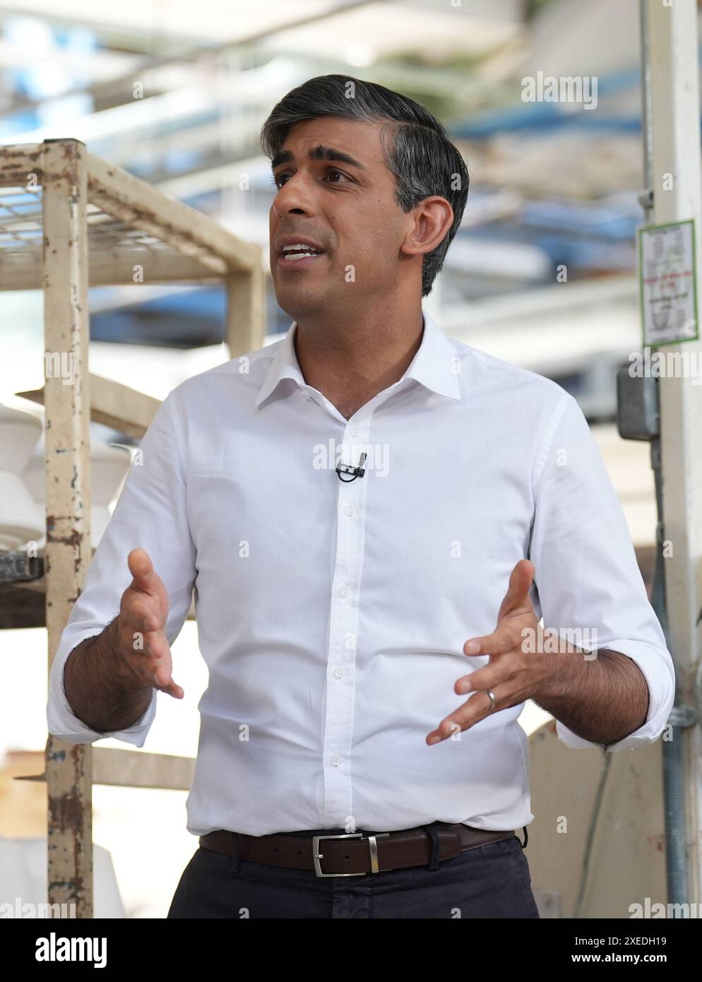 RETRANSMETTANT LA LÉGENDE CORRECTE AU premier ministre SUNAK, Rishi Sunak, parlant au personnel lors de sa visite à l'usine de poterie Denby, Ripley, alors qu'il était sur la piste de la campagne électorale générale. Date de la photo : jeudi 27 juin 2024. Banque D'Images