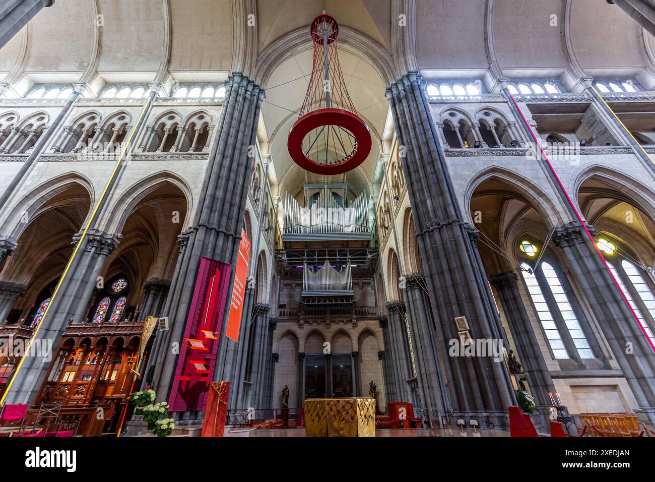 LILLE FRANCE, 15 JUIN 2024 : intérieurs et décors architecturaux de la cathédrale notre-Dame de la Treille Banque D'Images