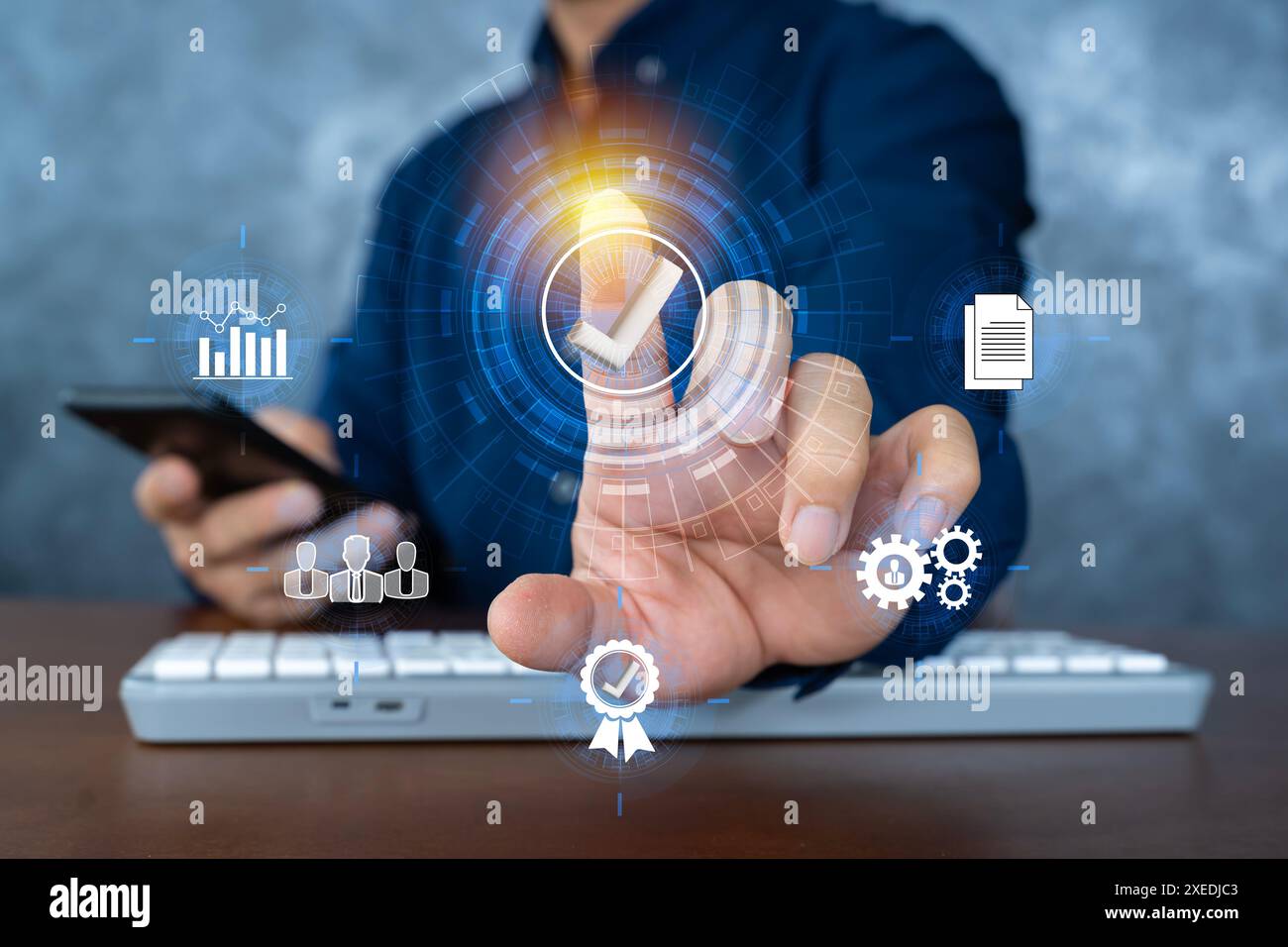 Concept de cybersécurité de l'information avec exigences des systèmes de gestion de la protection des données de confidentialité avec un homme pointant sur la coche à l'accès au cryptage i Banque D'Images
