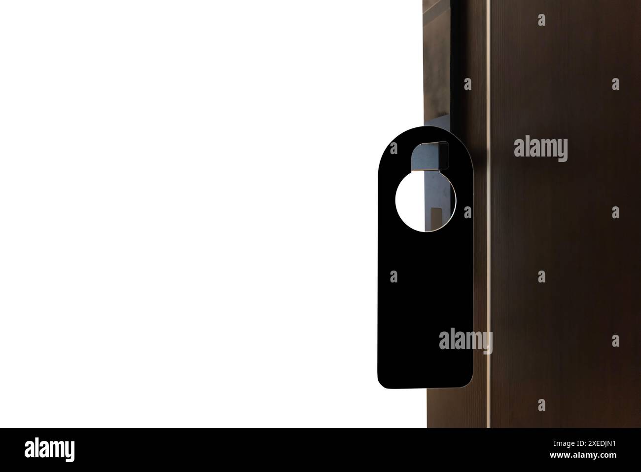 Un cintre de porte noir est suspendu à une porte blanche. Le cintre de porte est lisse et a un bord biseauté. Le cintre de porte a un crochet en argent qui est utilisé pour ha Banque D'Images