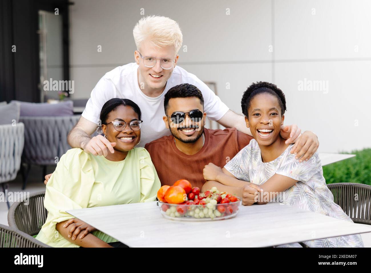 Amis multinationaux s'amusant dans un café en plein air en été. Banque D'Images