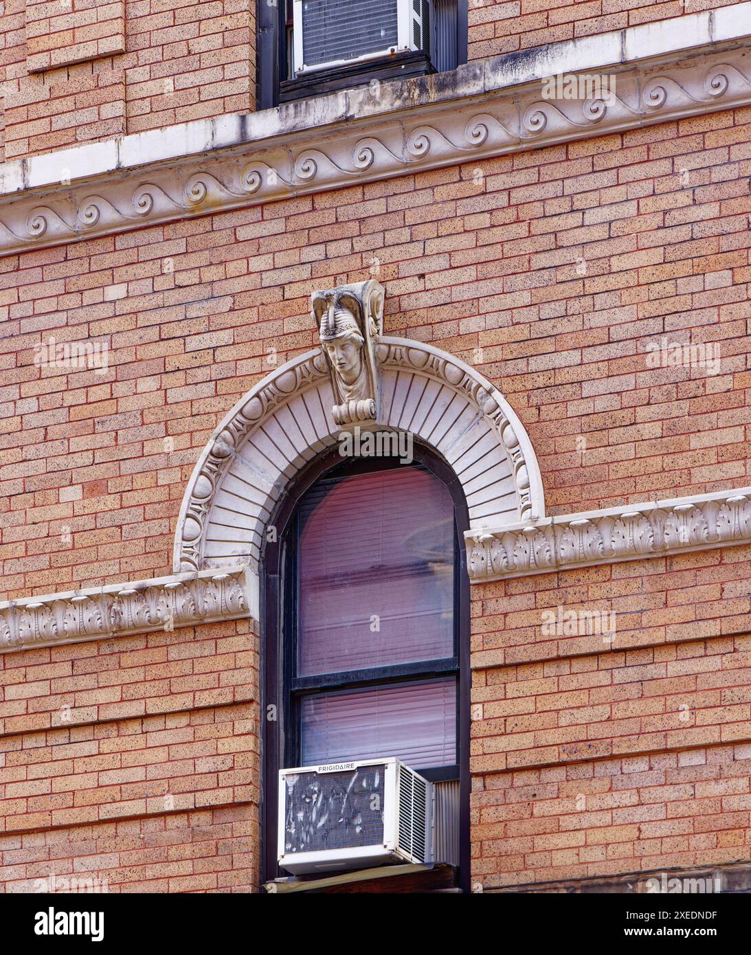 NYC Chinatown : 116 Mott Street, un immeuble de six étages, a un coin arrondi et des détails en terre cuite blanche sur sa façade en briques orange. Banque D'Images