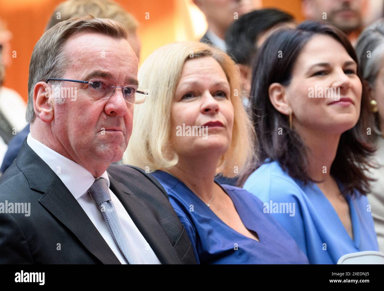 27 juin 2024, Berlin : Boris Pistorius (G-d, SPD), ministre fédéral de la Défense, Nancy Faeser (SPD), ministre fédéral de l'intérieur et de la patrie, et Annalena Baerbock (Alliance 90/les Verts), ministre des Affaires étrangères, sont assis côte à côte à l'occasion de la Journée du maintien de la paix du ministère de l'intérieur, des Affaires étrangères et de la Défense. Cette année, les Casques bleus qui ont servi au Liban (FINUL), au Soudan du Sud (MINUSS), au Tribunal spécial internationalisé pour la République centrafricaine (EUMA), au Kosovo (MINUK) et en Somalie (EUCAP Somalia) seront honorés. Photo : Bernd von Jutrczenka/dpa Banque D'Images