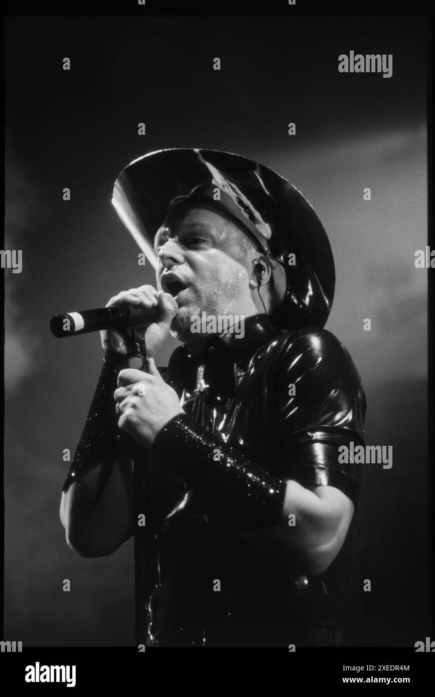 ANDY BELL, ERASURE, 1997 : Andy Bell de Erasure en concert au Cardiff International Arena CIA à Cardiff, pays de Galles, Royaume-Uni, le 9 avril 1997. Photo : Rob Watkins. INFO : Erasure, formé en 1985, est un duo de synth-pop britannique composé de Vince Clarke et Andy Bell. Connu pour des succès comme 'A Little respect', leur son accrocheur et dansant, présenté dans des albums comme 'The innocents', a consolidé leur statut de pionniers durables dans le genre synth-pop. Banque D'Images