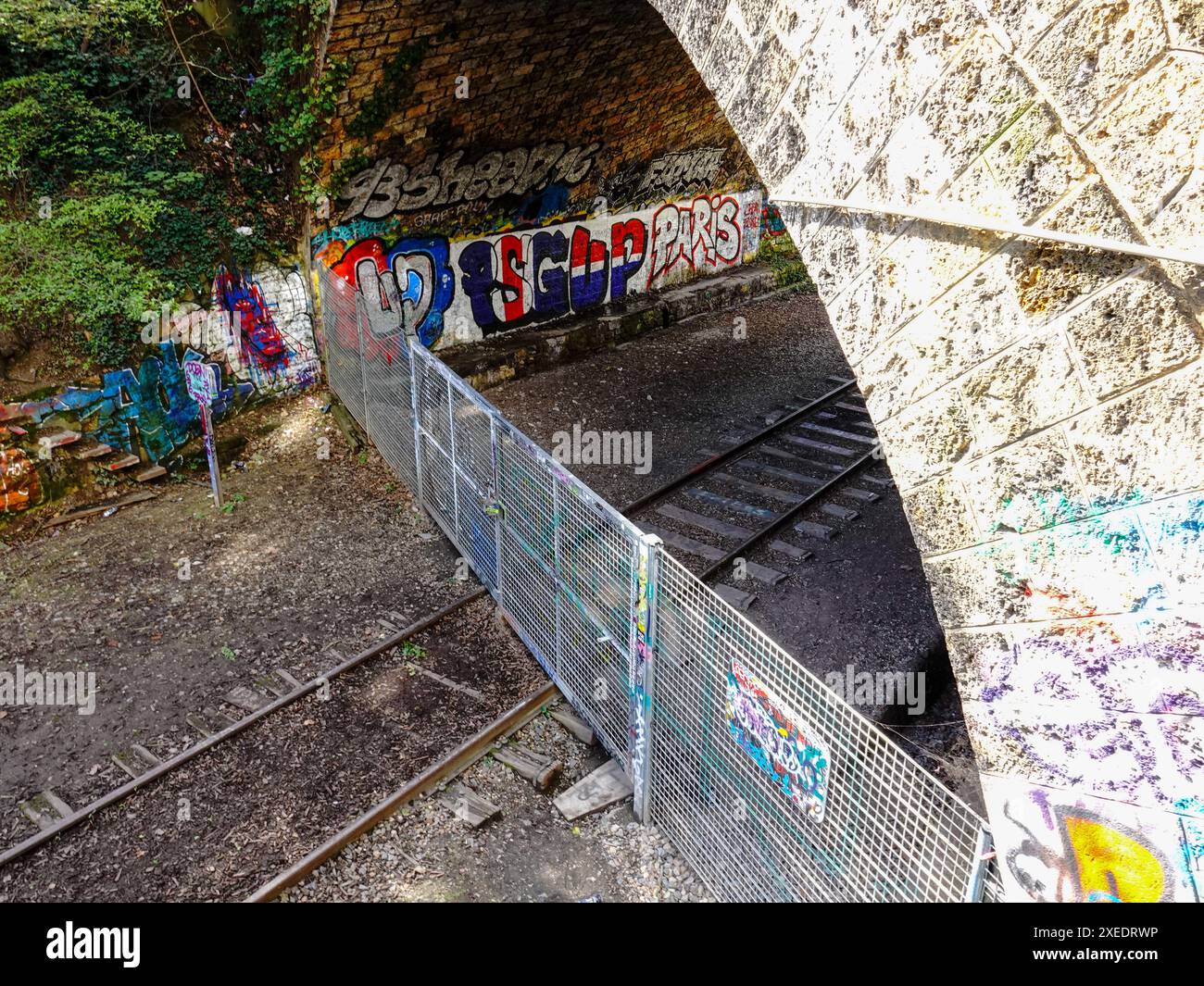 Clôture, barricade bloquant la section graffiti de la petite ceinture sous la rue Didot 14ème arrondissement, Paris, France. Banque D'Images