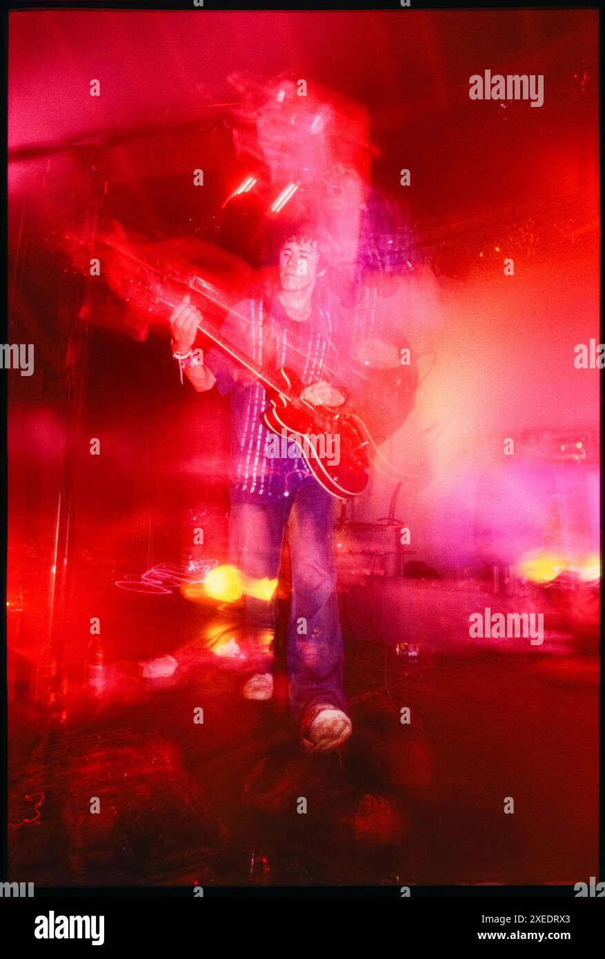 SUPER FURRY ANIMALS, CONCERT, CARDIFF, 1997 : Gruff Rhys of the Super Furry Animals jouant au Cooper's Field à Bute Park à Cardiff, pays de Galles, Royaume-Uni le 27 juillet 1997. Photo : Rob Watkins. INFO : Super Furry Animals est un groupe de rock gallois formé en 1993, connu pour son style éclectique mêlant rock, psychédélie et musique électronique. Acclamés pour des albums comme « Rings Around the World » et « Phantom Power », ils sont un élément clé de la scène alternative des années 1990. Banque D'Images