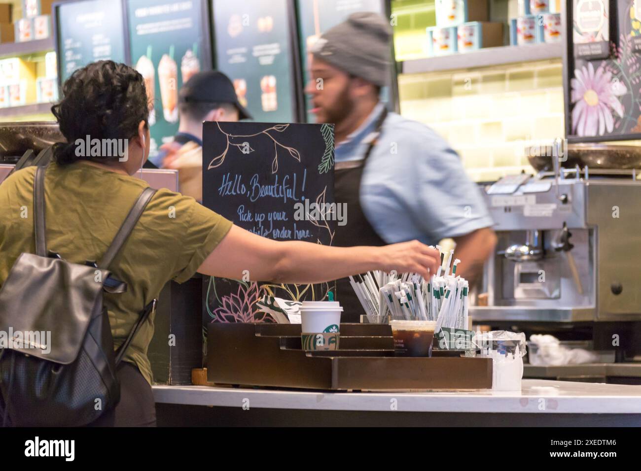 NEW YORK, États-Unis - 15 MAI 2019 : comptoir dans le café Starbucks avec des pailles et des boissons à ramasser pour emporter Banque D'Images