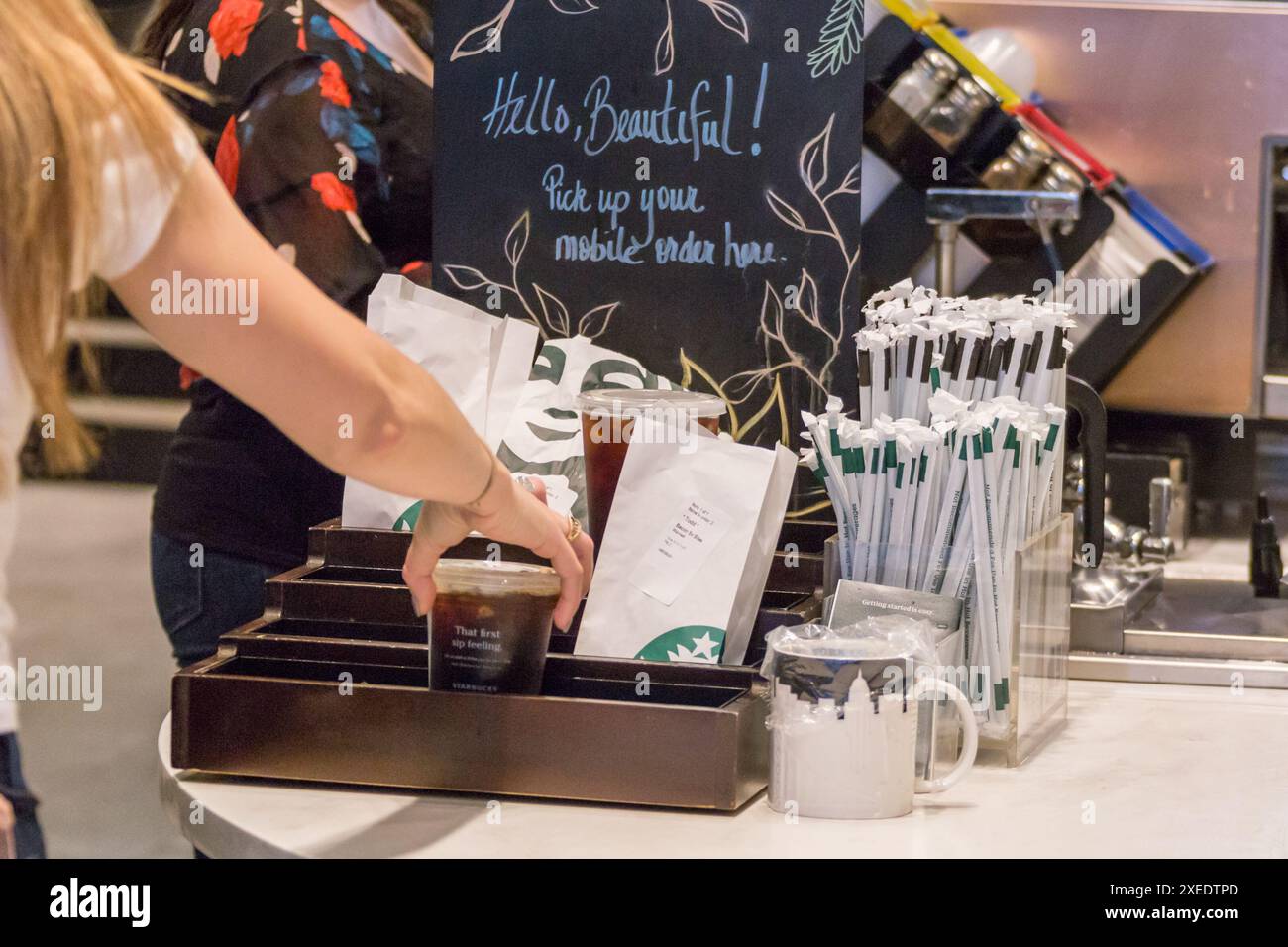NEW YORK, États-Unis - 15 MAI 2019 : comptoir dans le café Starbucks avec des pailles et des boissons à ramasser pour emporter Banque D'Images