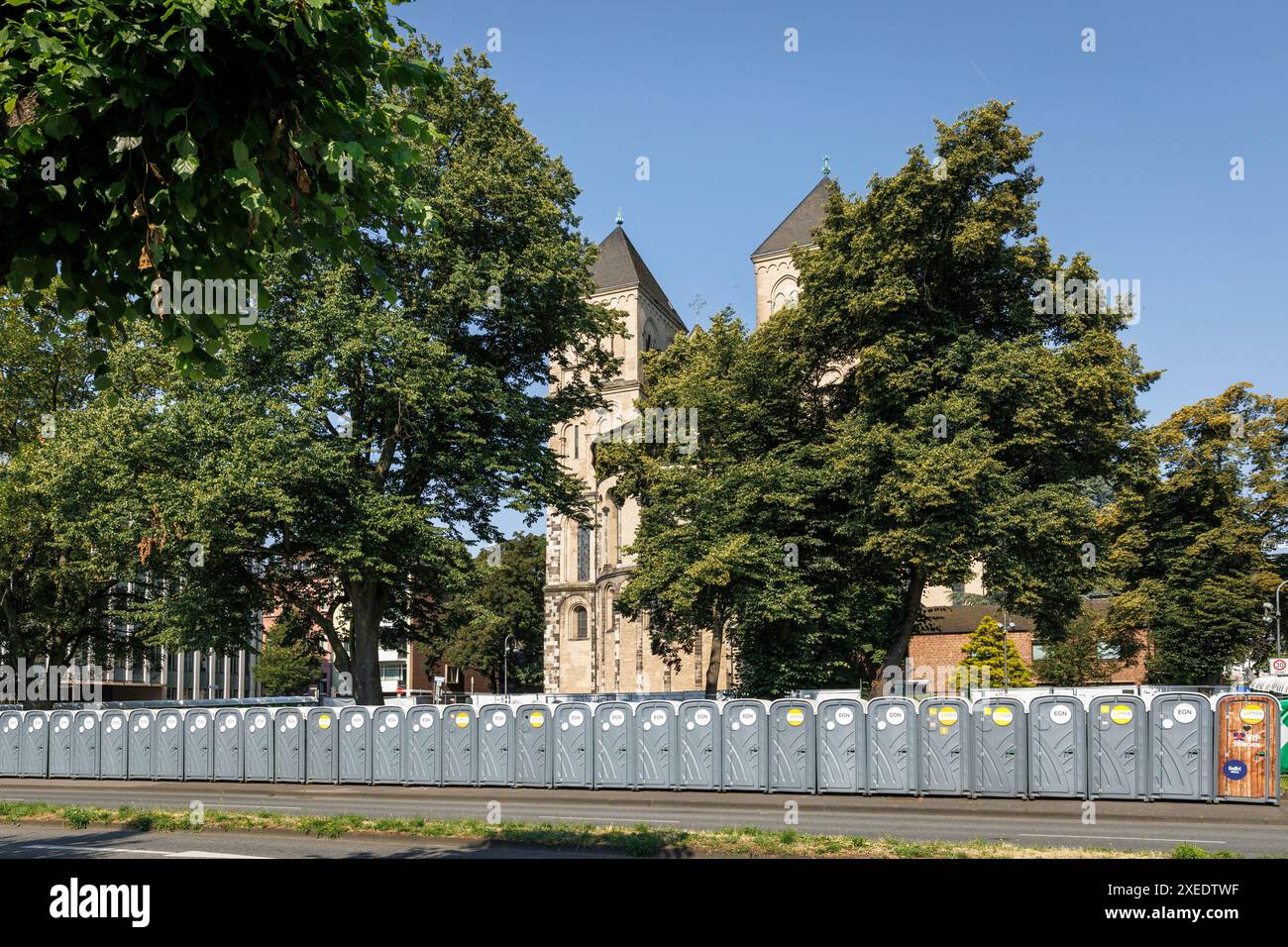 Un grand nombre de toilettes mobiles se dressent sur la rue Konrad-Adenauer-Ufer en face de l'église de Kunibert, zone d'observation publique pendant le U. Banque D'Images