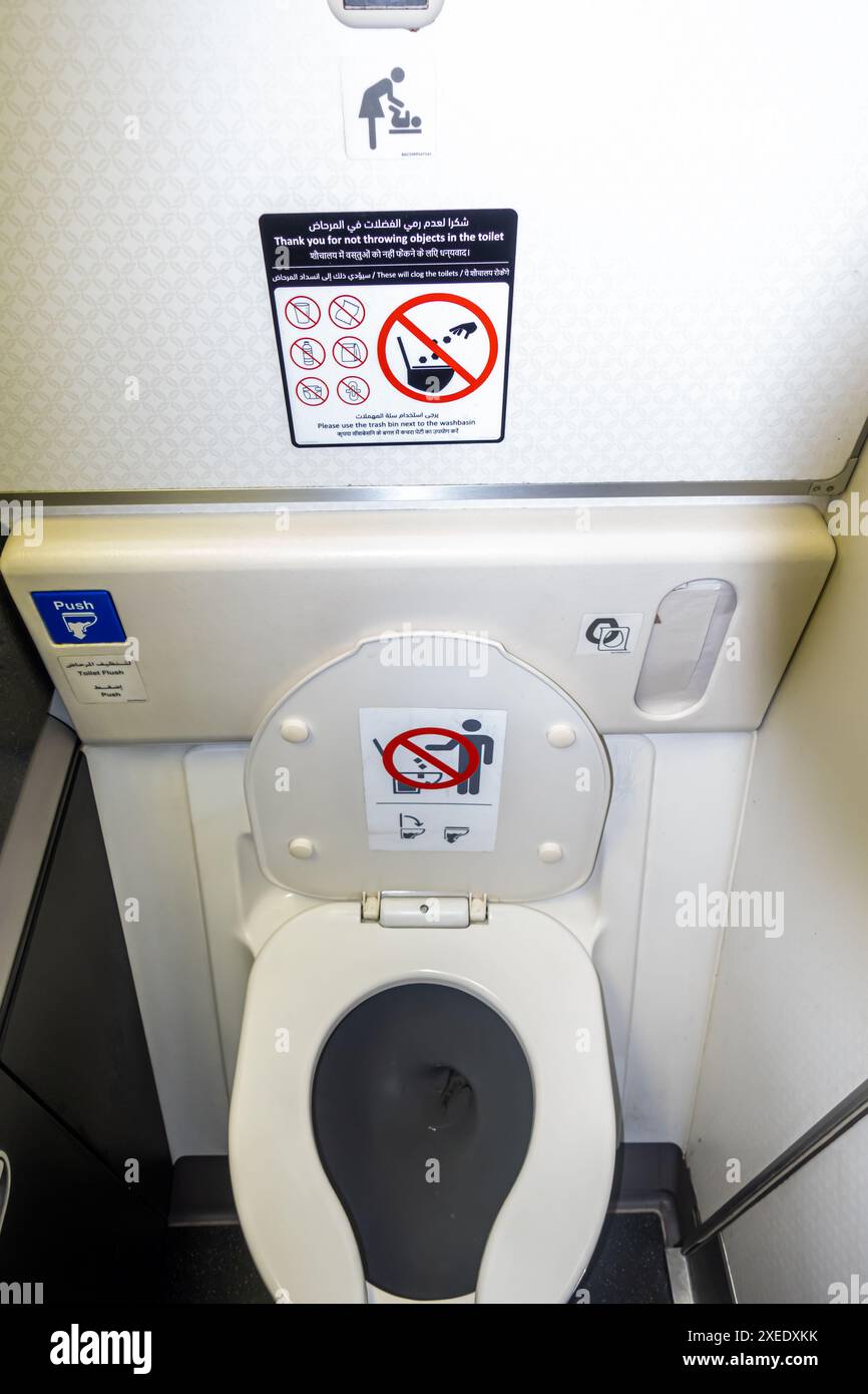 Cabine de toilettes étroite et siège dans la salle de bain du transporteur aérien Boeing 787-10. Commodités publiques et toilettes à bord de l'avion. Banque D'Images