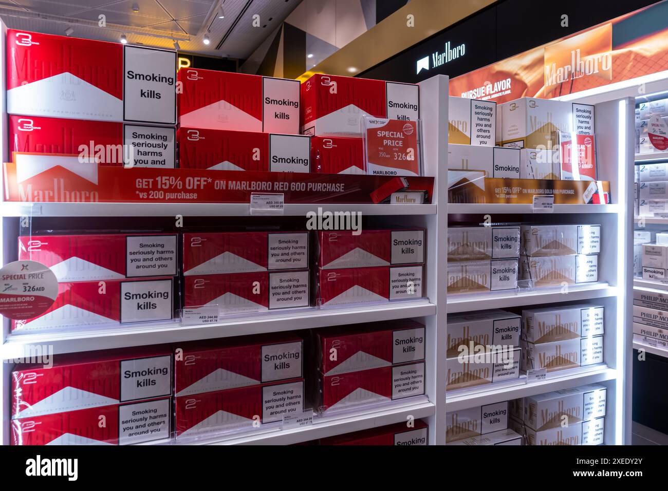 Marlboro Red Packs, Marlboro cigarettes cartons vendus dans la boutique hors taxes, aéroport international de Zayed, Abu Dhabi, Émirats arabes Unis Banque D'Images