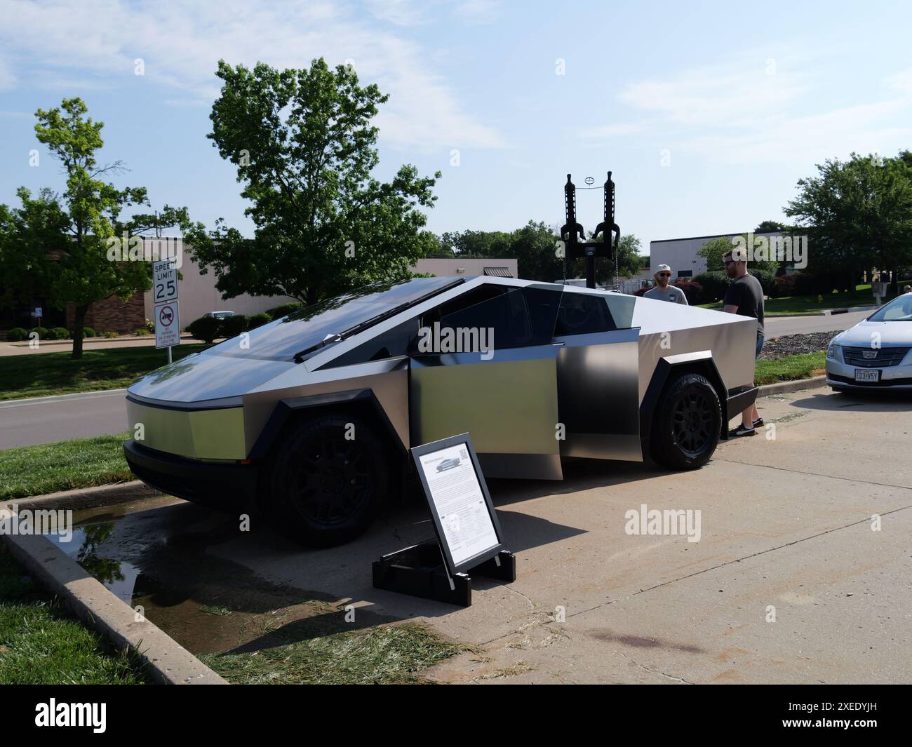 Olathe, Kansas - 8 juin 2024 : Tesla Cybertruck avec Replica Gun - Cyberpunk style Electric Vehicle Banque D'Images