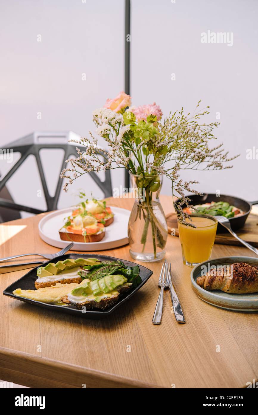 petit déjeuner benoît, omelette avec bruschetta à l'avocat et croissant Banque D'Images