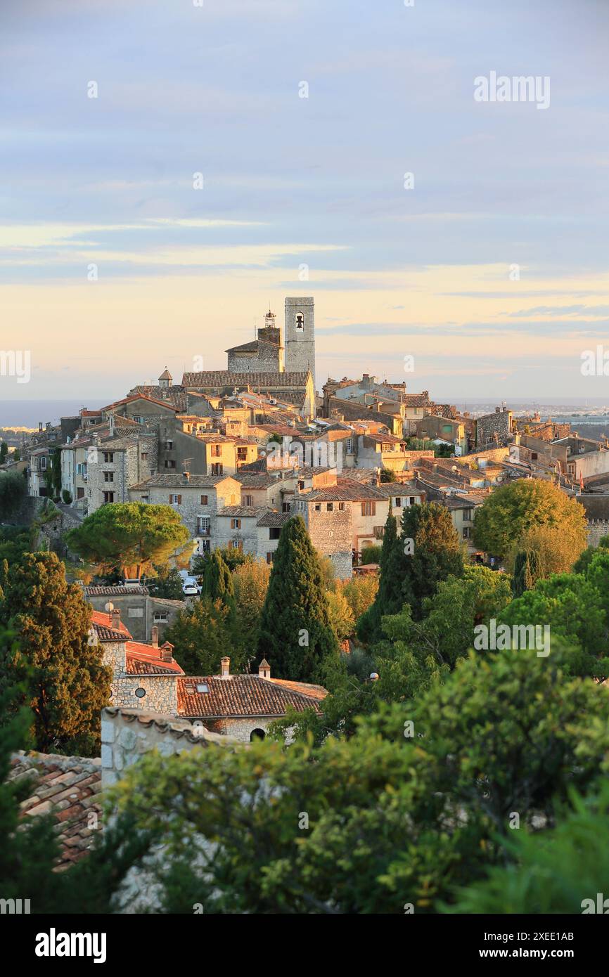 Le village perché de Saint Paul de Vence avec la mer en arrière-plan dans la Côte d'Azur Banque D'Images