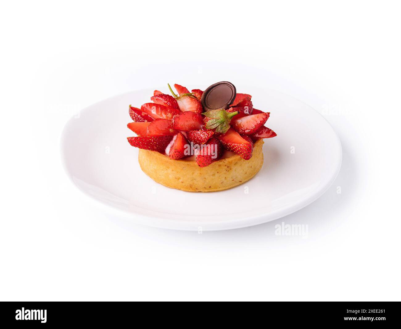 Tartelette à la fraise sur assiette blanche Banque D'Images