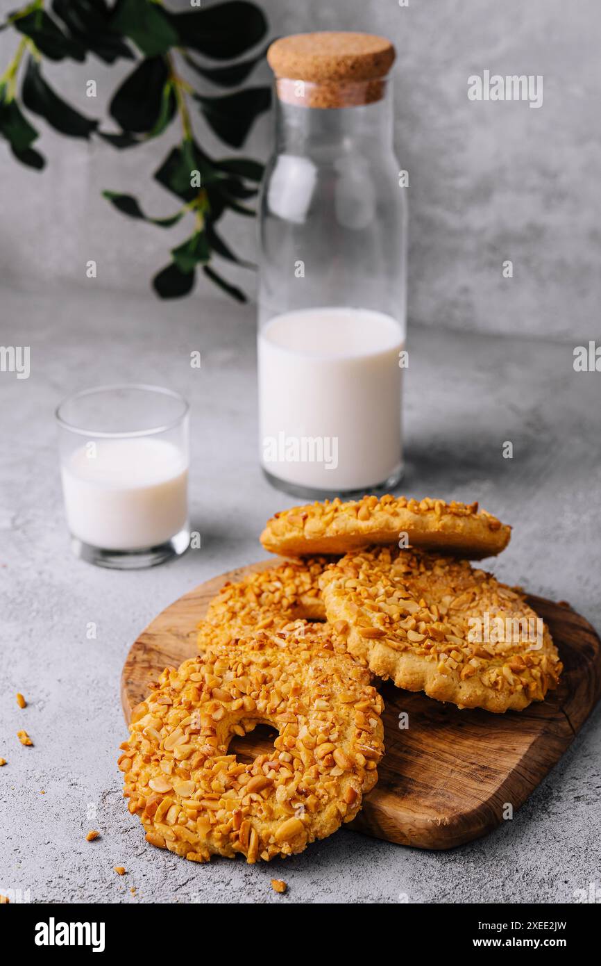 biscuits avec des copeaux de noix et un verre de lait avec une bouteille Banque D'Images