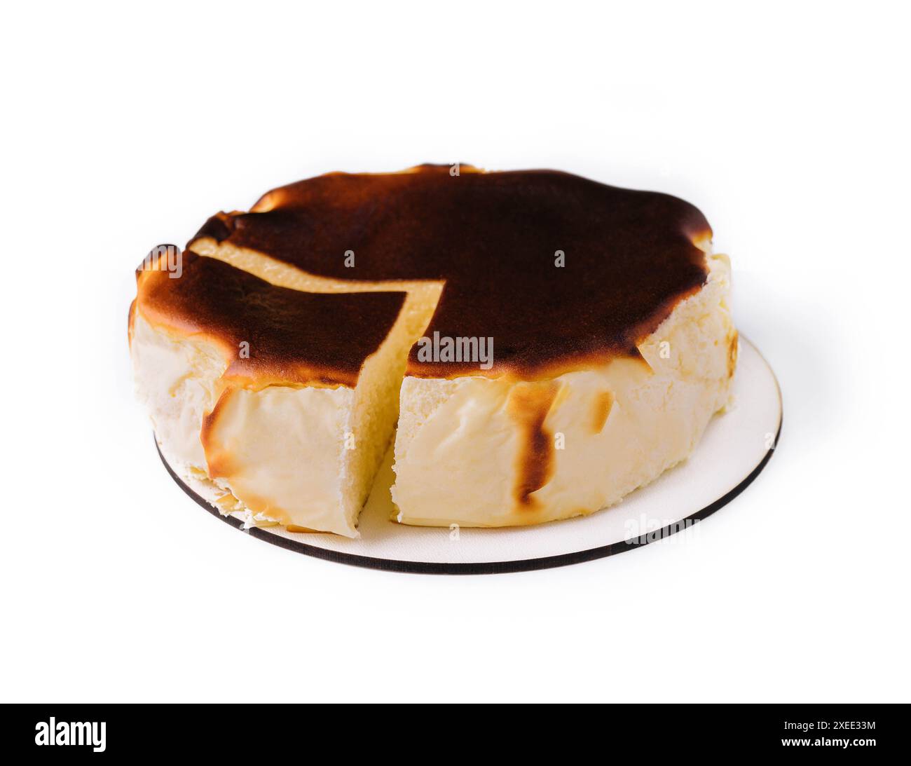 Gâteau au fromage de Saint-sébastien sur assiette isolé Banque D'Images