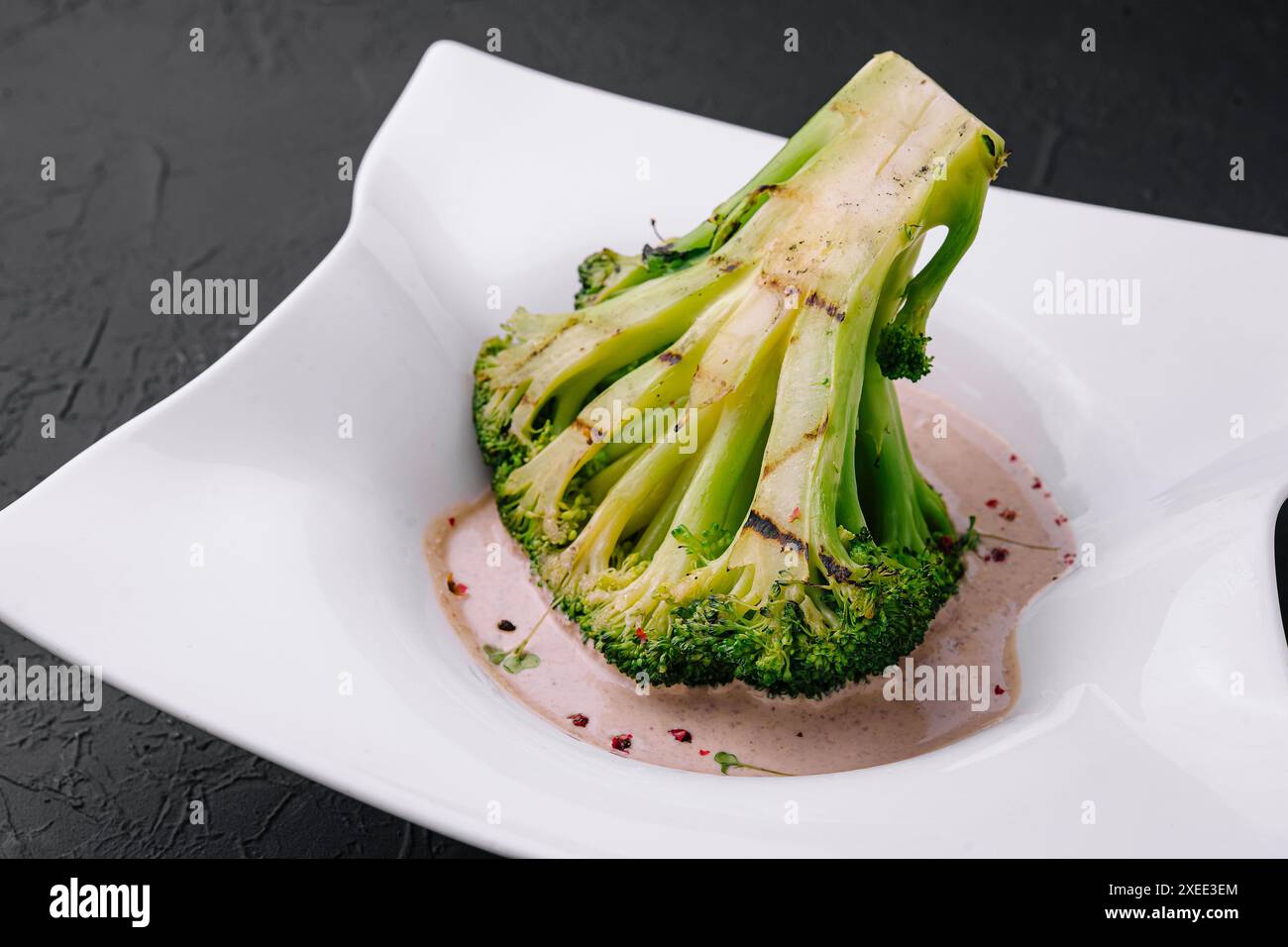 Steak de brocoli avec sauce aux noix sur l'assiette Banque D'Images