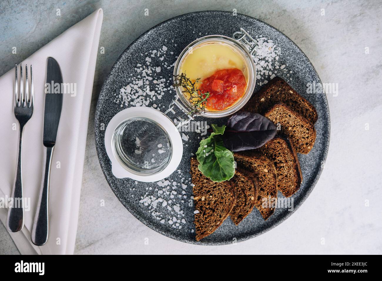 croûtons de pain noir avec houmous vue de dessus Banque D'Images