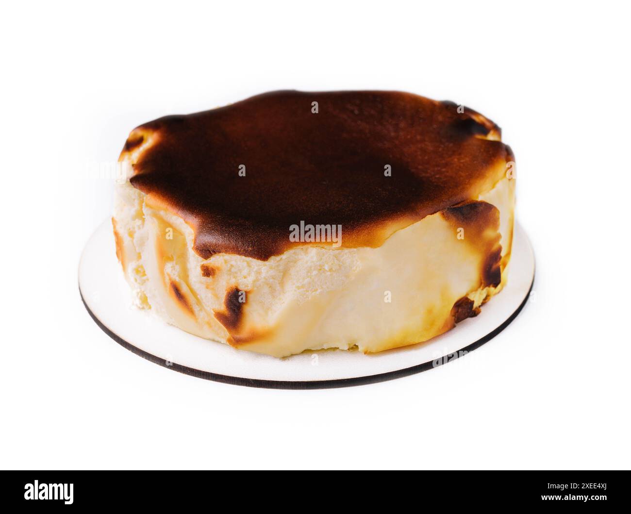 Gâteau au fromage de Saint-sébastien sur assiette isolé Banque D'Images