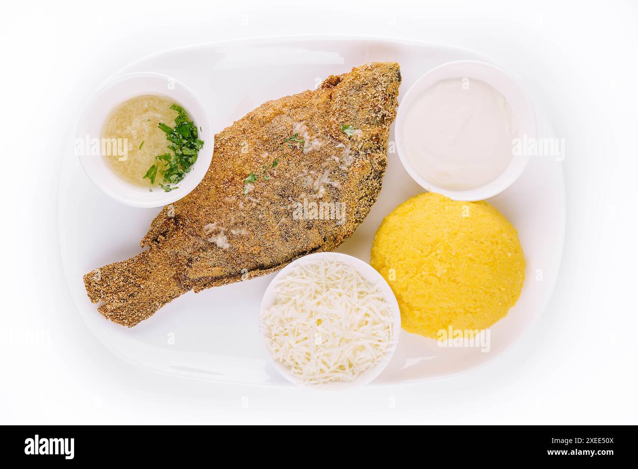 Porridge moldave traditionnel à base d'hominy et de poisson avec fromage de chèvre Banque D'Images