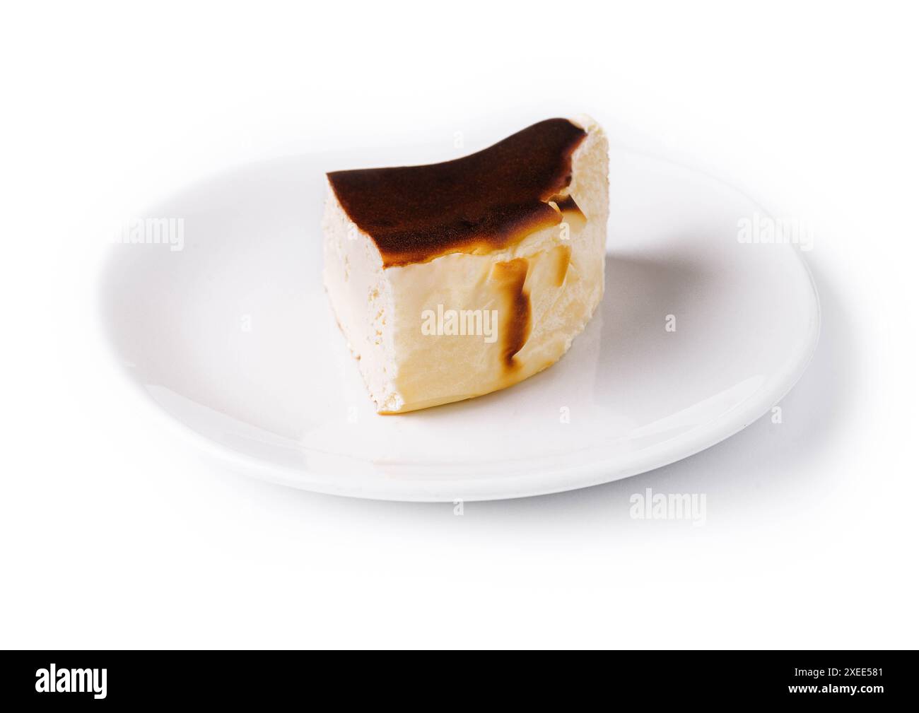 Gâteau au fromage de Saint-sébastien sur assiette isolé Banque D'Images