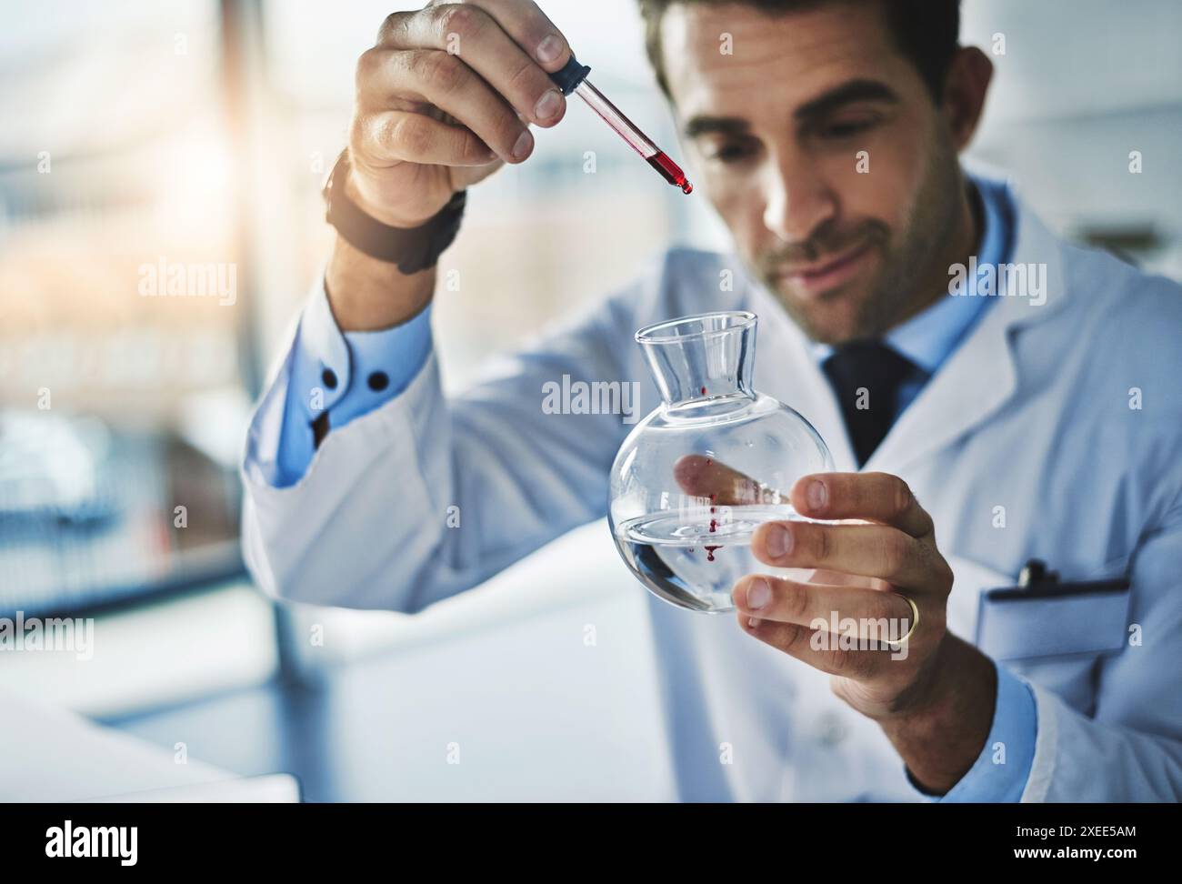 Homme, scientifique et échantillon pour expérience dans le bécher avec la recherche chimique, rMedical et biotech étude de la santé. Chercheur, chimie et Banque D'Images