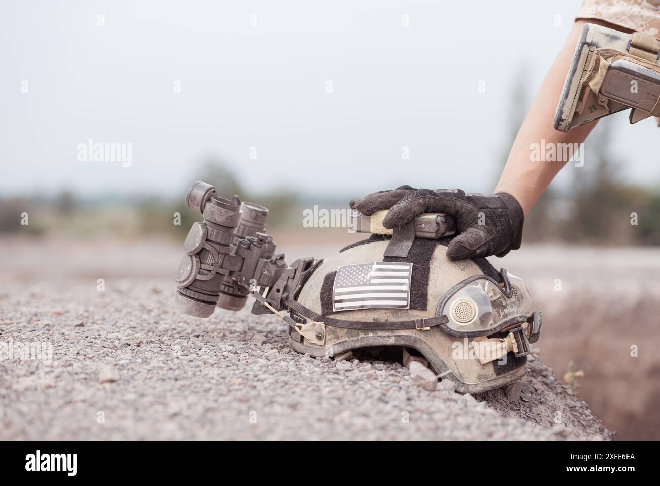 Un casque militaire complet avec des lunettes de vision nocturne. Banque D'Images