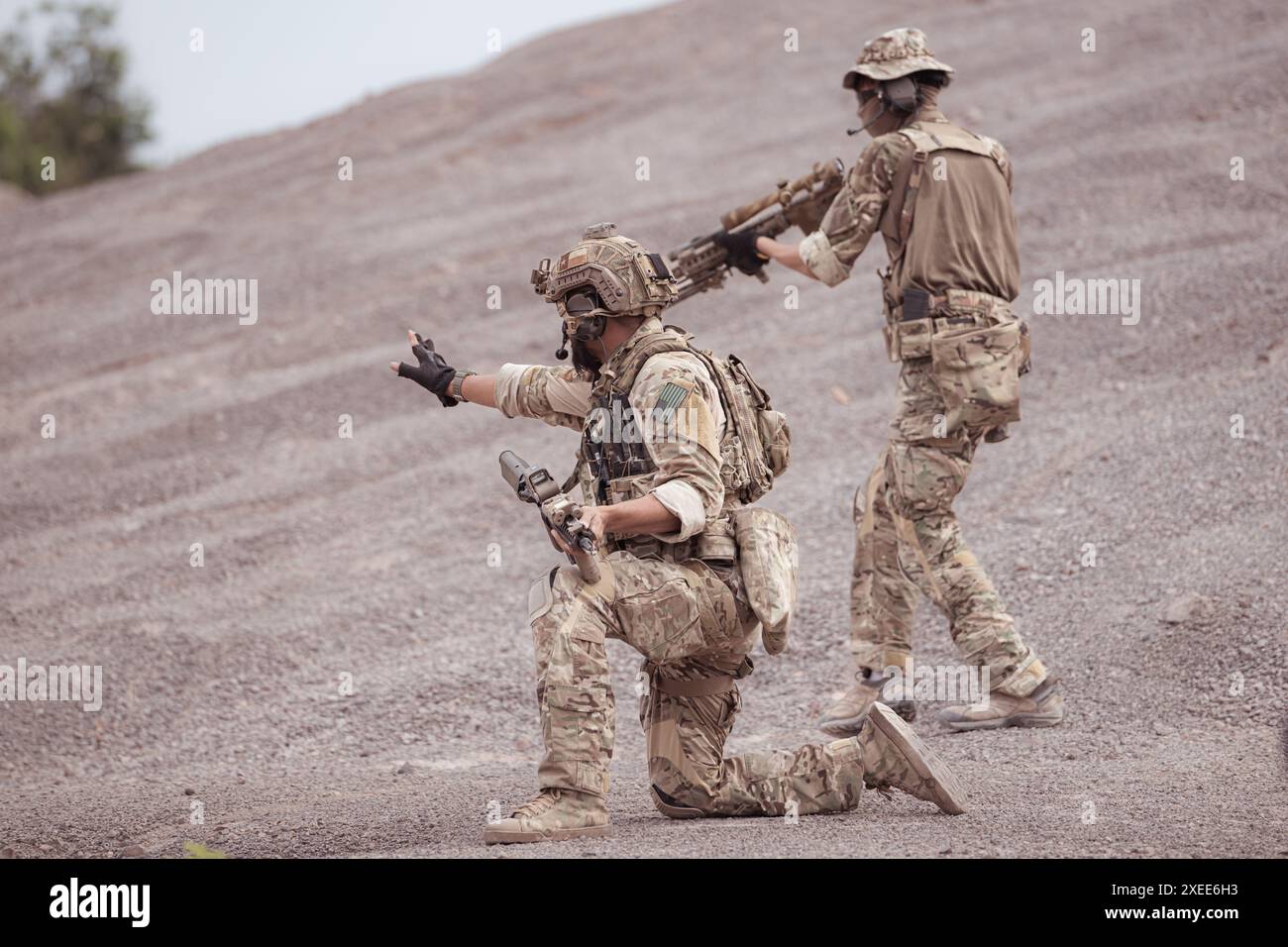 Soldats en uniforme militaire camouflé portant des armes, missions de reconnaissance dans les montagnes accidentées, bataille d'infanterie d'assaut Banque D'Images