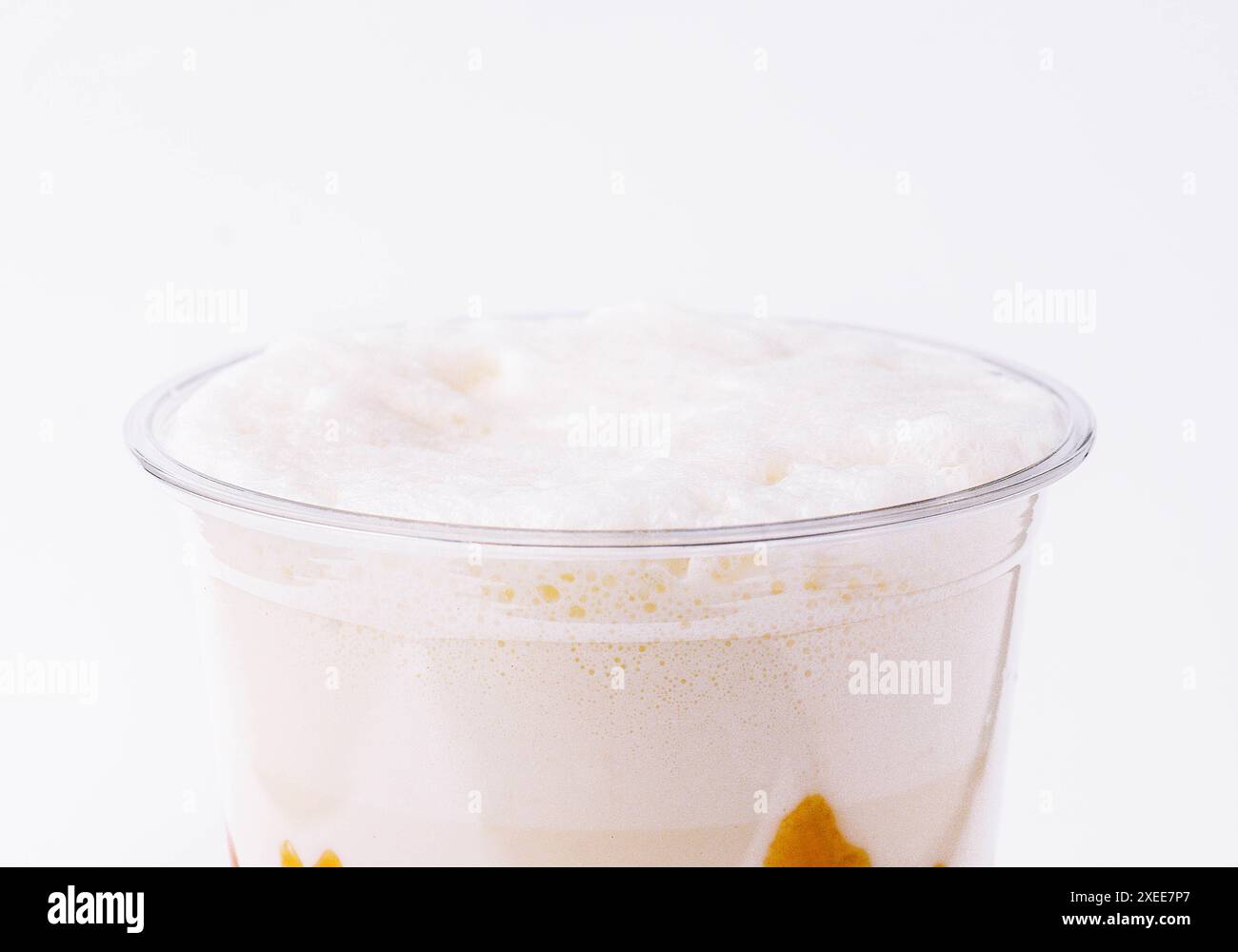 milkshake dans une tasse en plastique sur fond blanc Banque D'Images