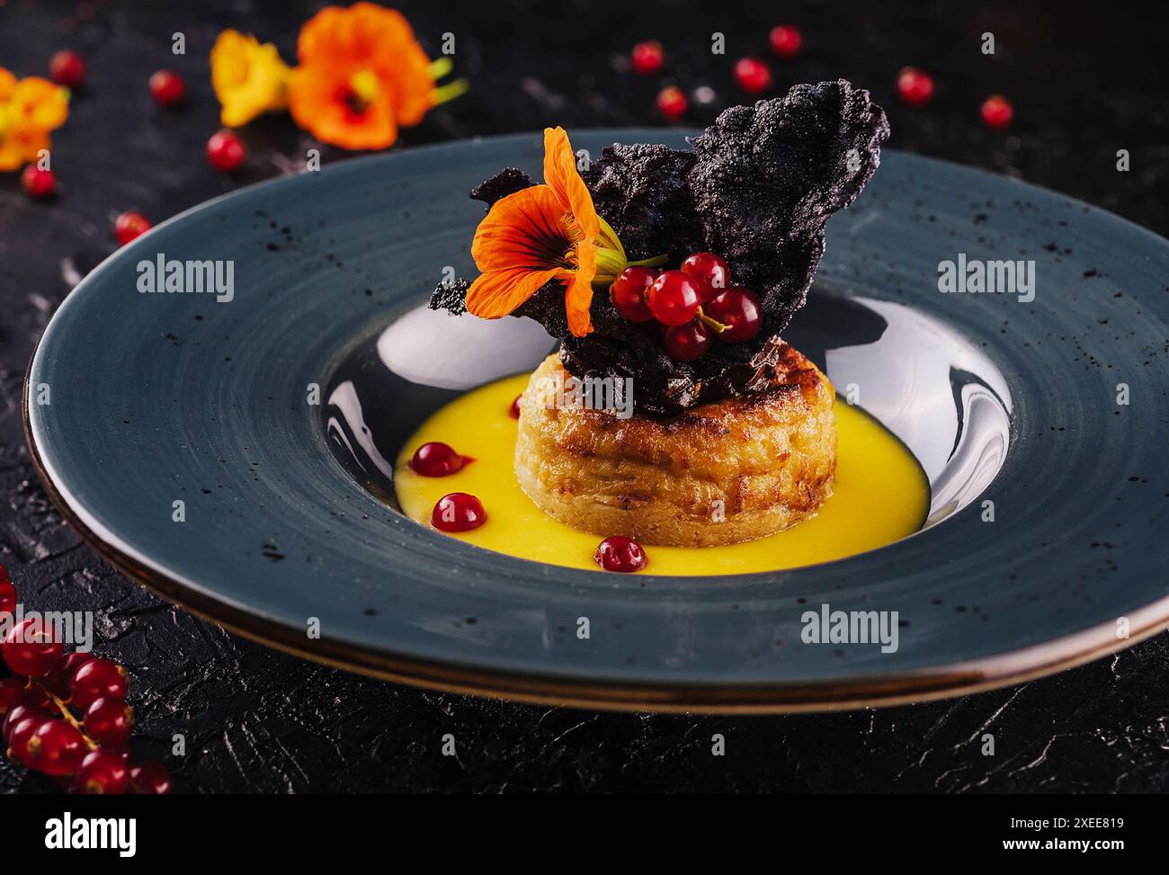 beignet fait de pâte feuilletée dans une sauce à la mangue Banque D'Images