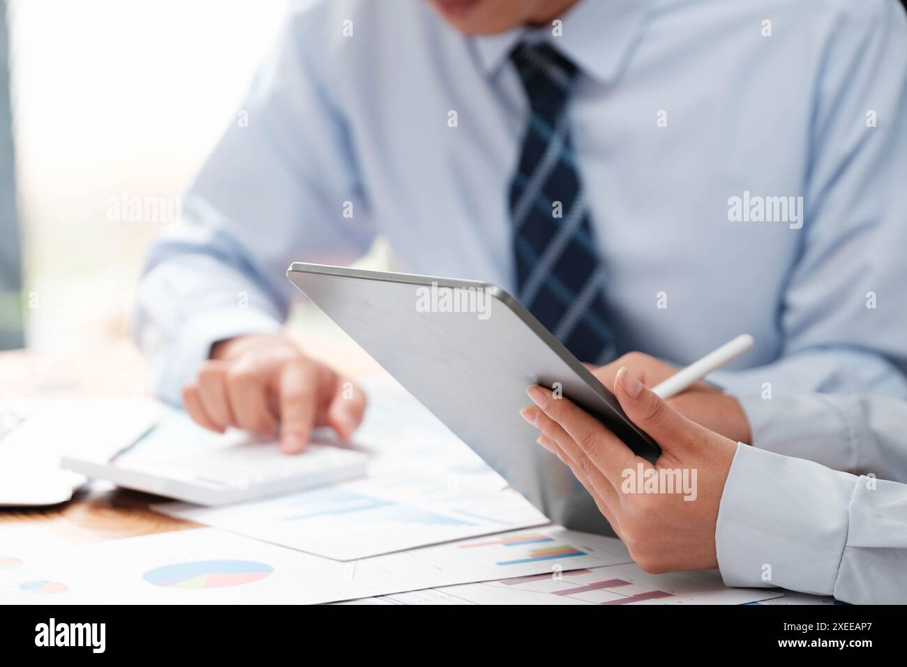 Homme d'affaires analysant les données sur tablette numérique Banque D'Images