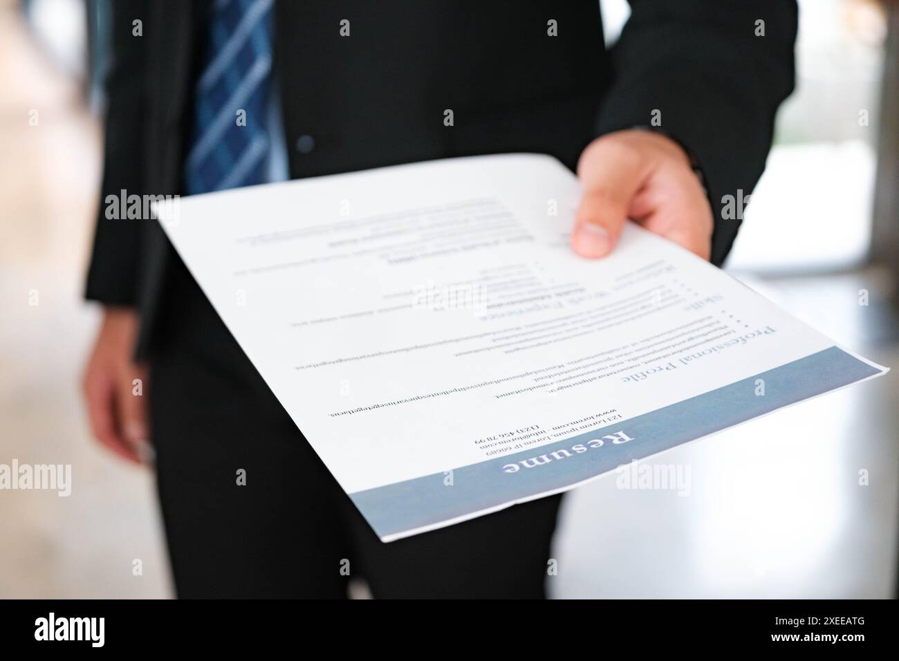 Gros plan de l'homme d'affaires tenant un CV. Banque D'Images