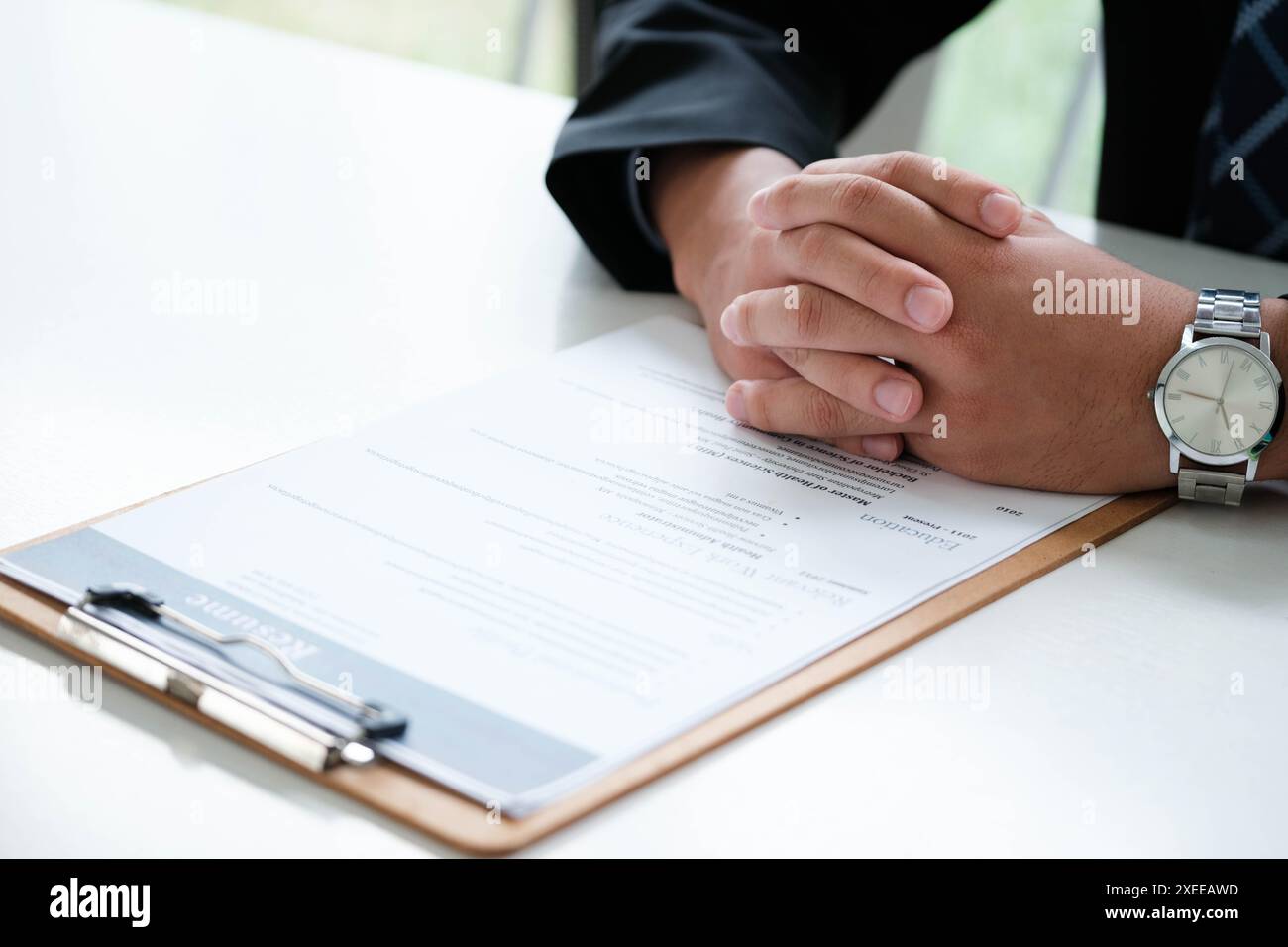 Gros plan de l'homme d'affaires tenant un CV. Banque D'Images