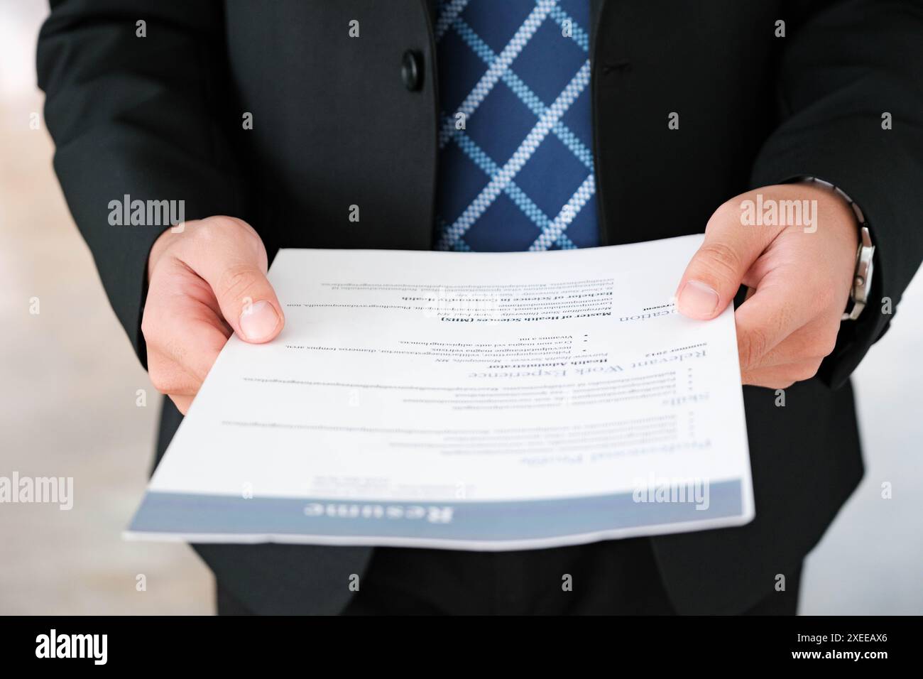 Gros plan de l'homme d'affaires tenant un CV. Banque D'Images