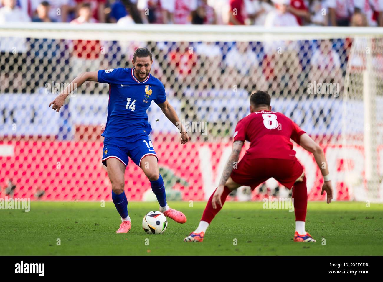 Dortmund, Allemagne. 25 juin 2024. Adrien Rabiot, de France, est défié par Jakub Moder, de Pologne, lors du match de football en phase de groupes de l'UEFA EURO 2024 opposant la France et la Pologne. Crédit : Nicolò Campo/Alamy Live News Banque D'Images